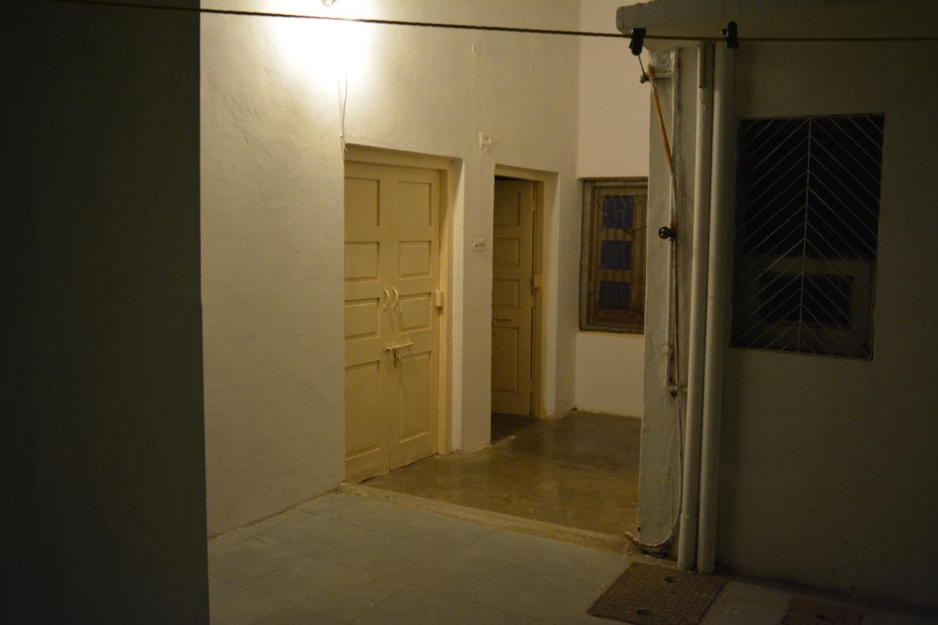 Economy Double Room (Brown) - Photo 8