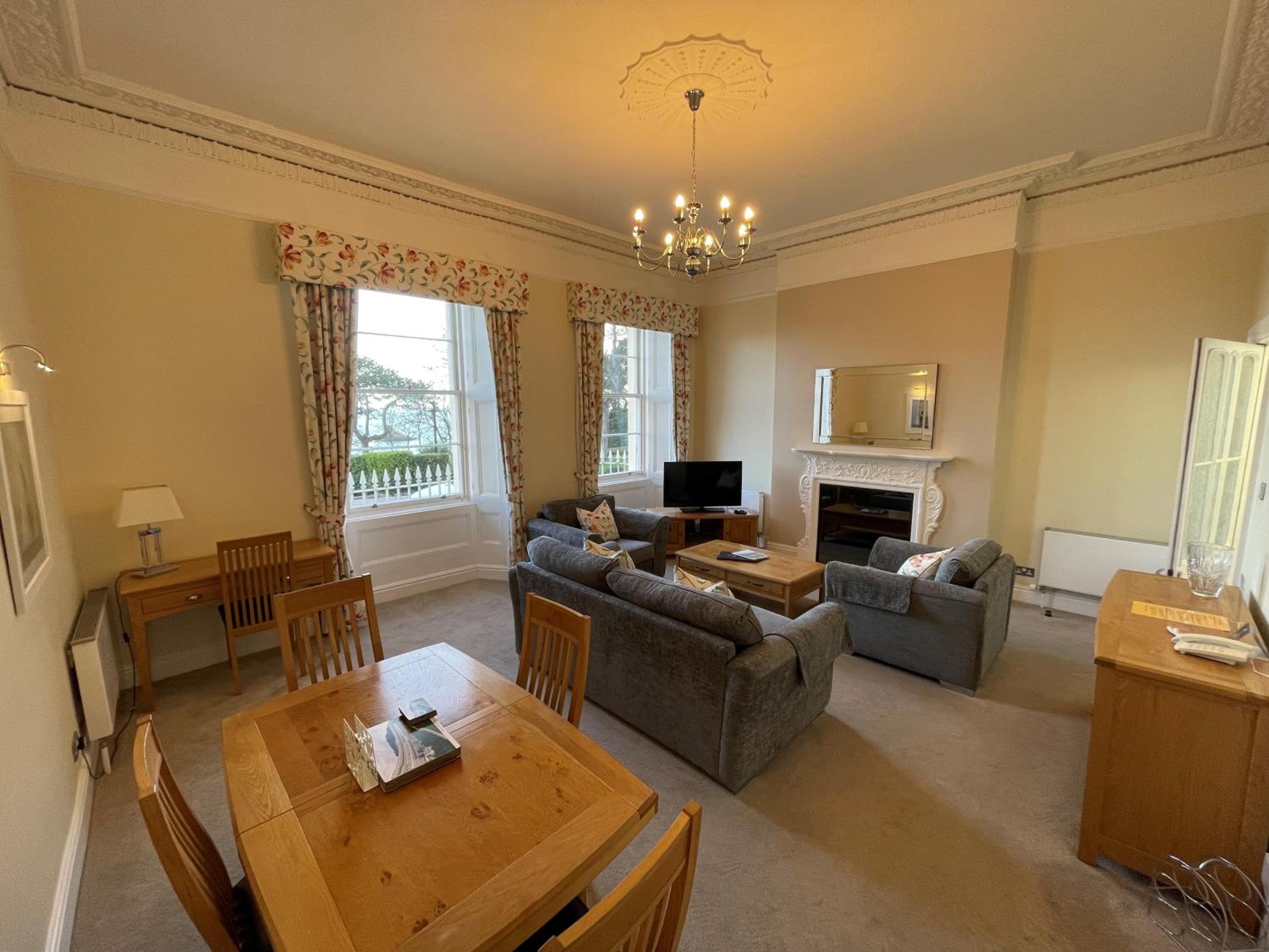 One-Bedroom Apartment with Sea View photo 2