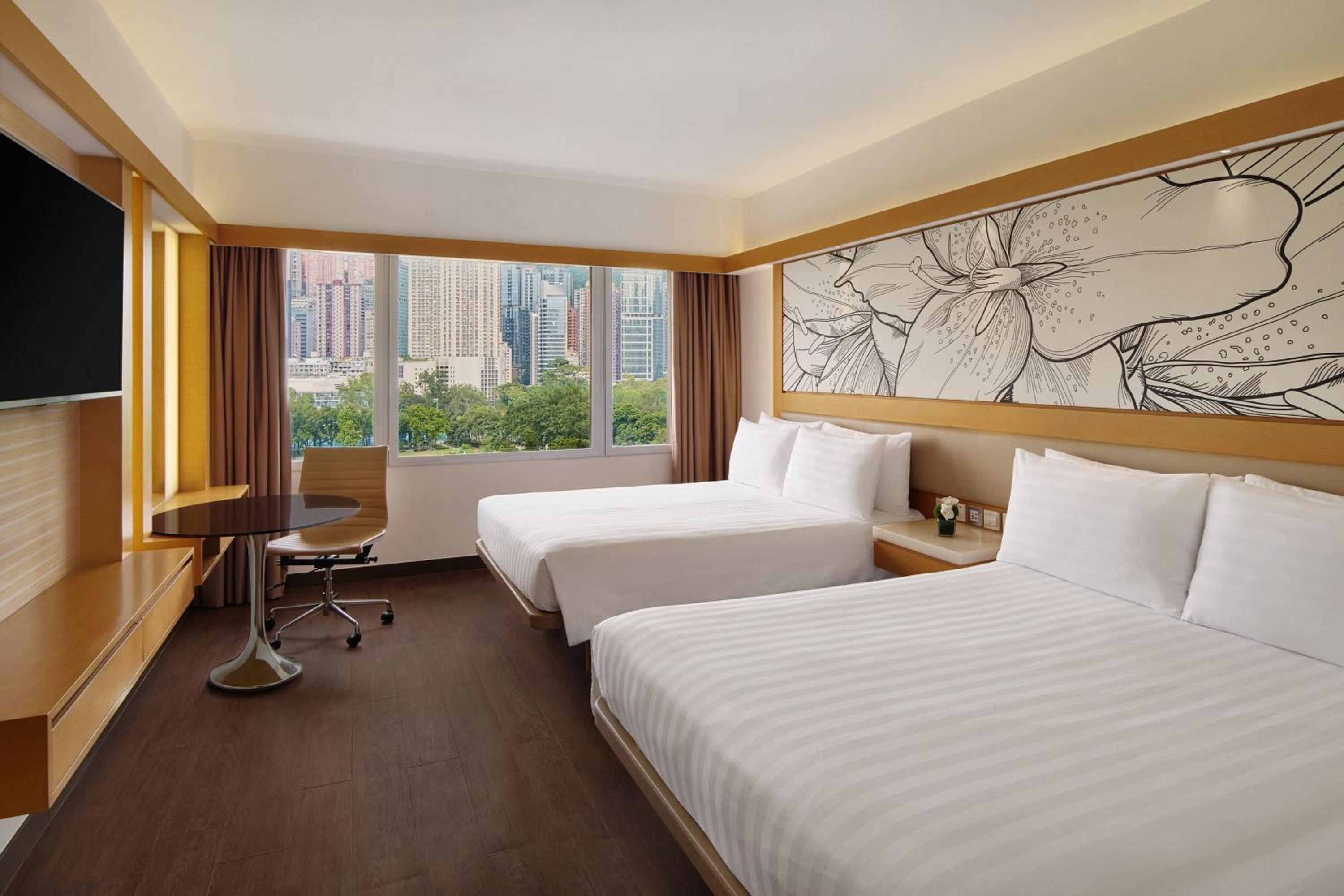 Family Queen Room with Two Queen Beds and Panoramic View photo 3