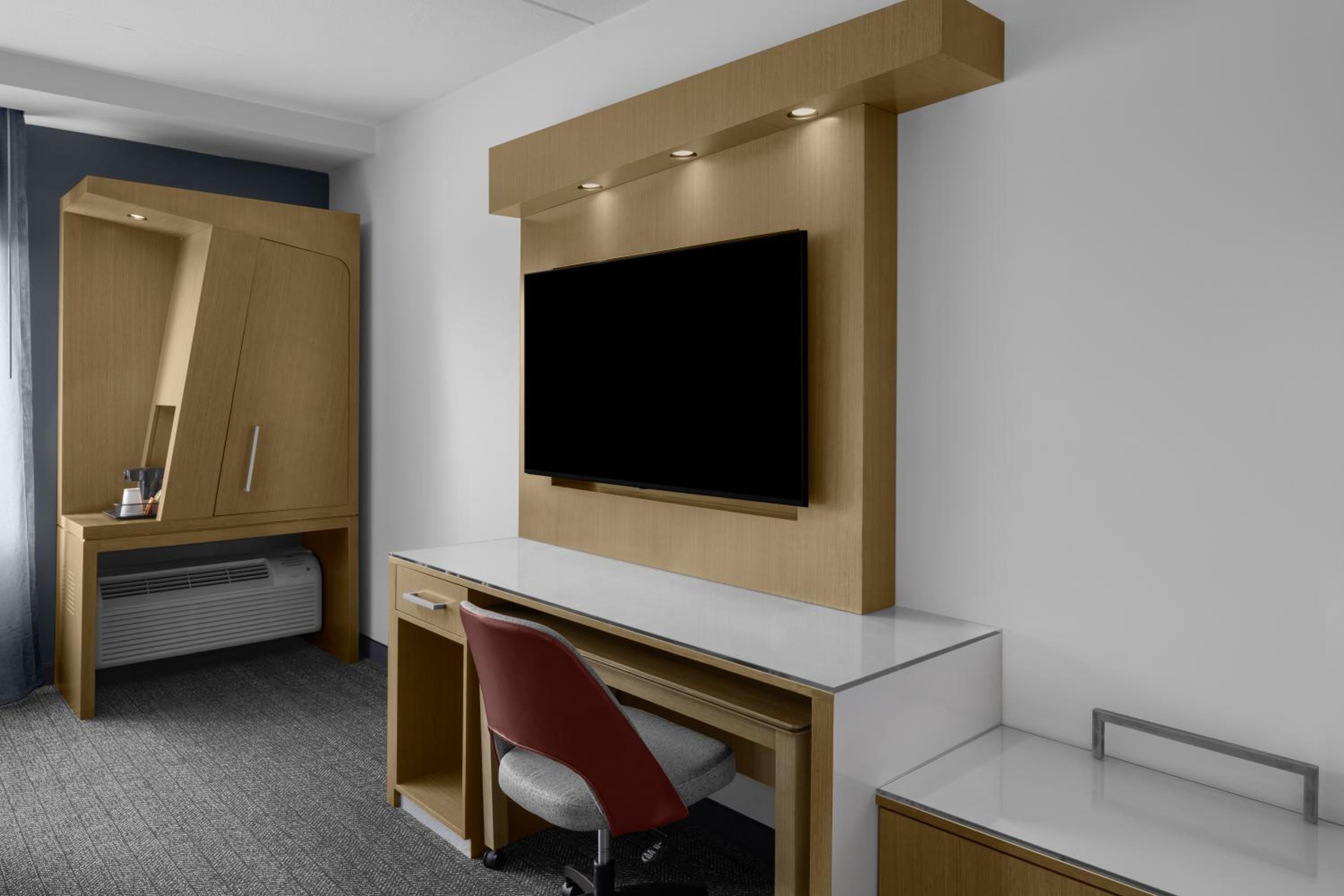 King Room with Bathtub - Mobility Access