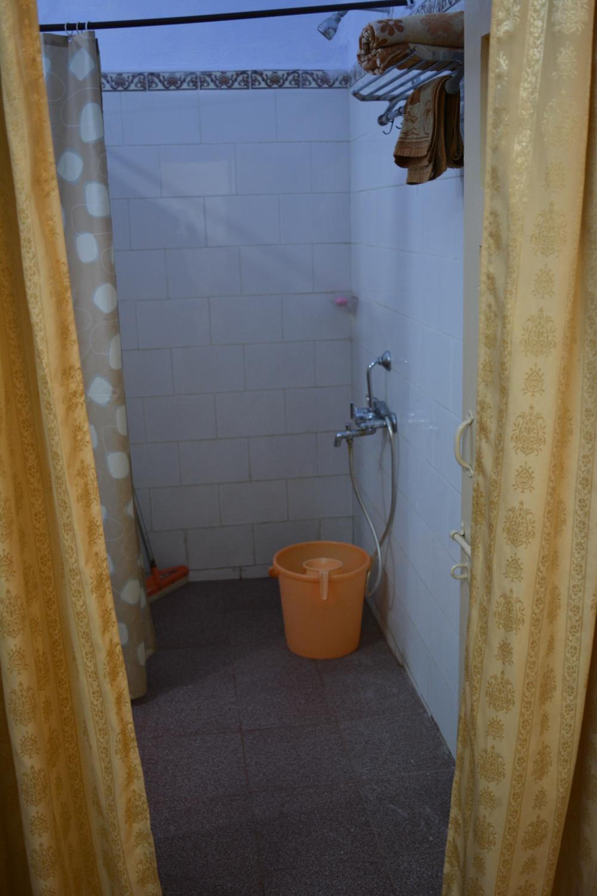 Economy Double Room (Brown) - Photo 10