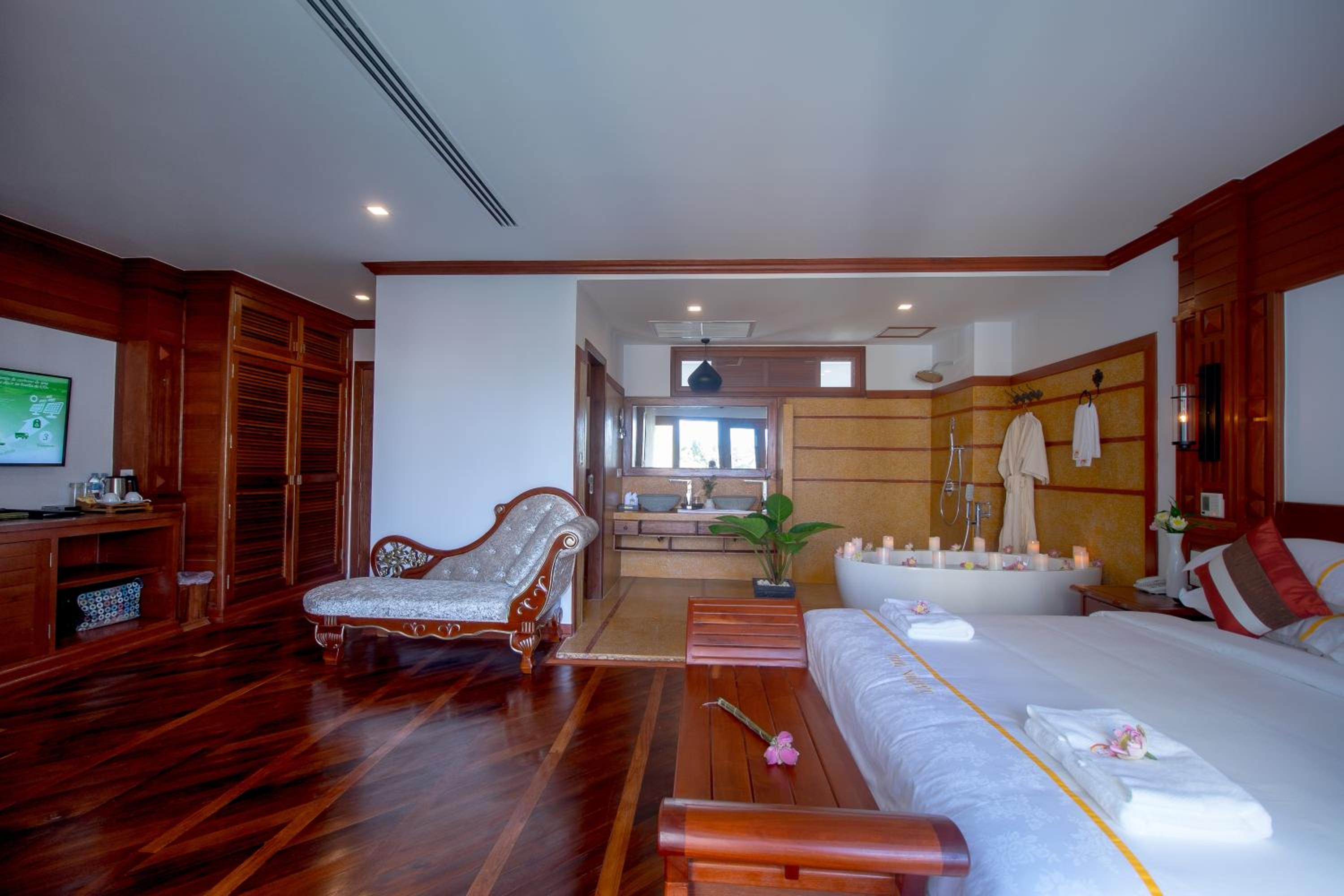 Deluxe Double Room with Balcony City View photo 2
