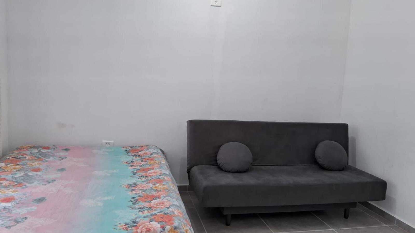 One-Bedroom House photo 1
