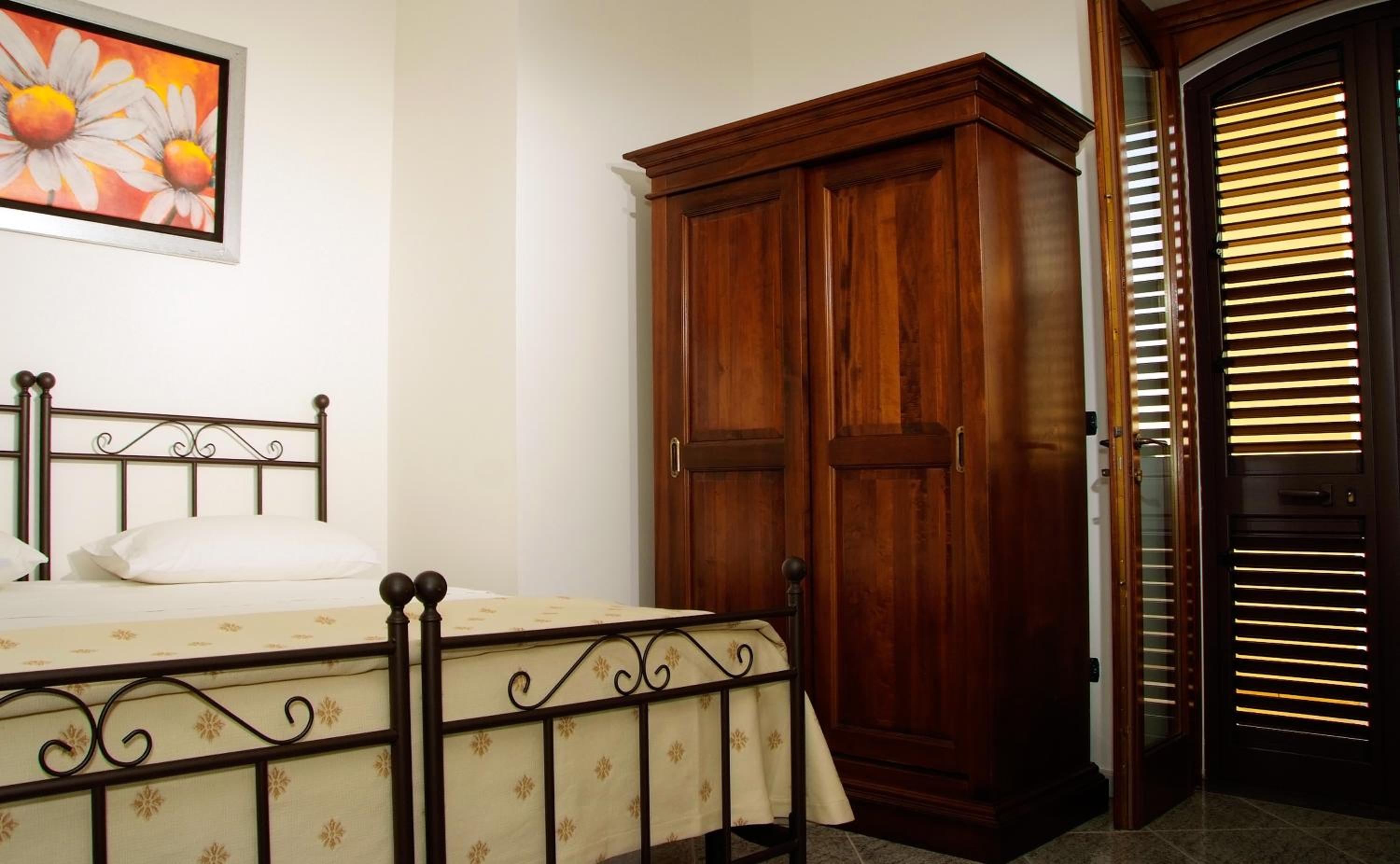 Single Room with Private Bathroom photo 2