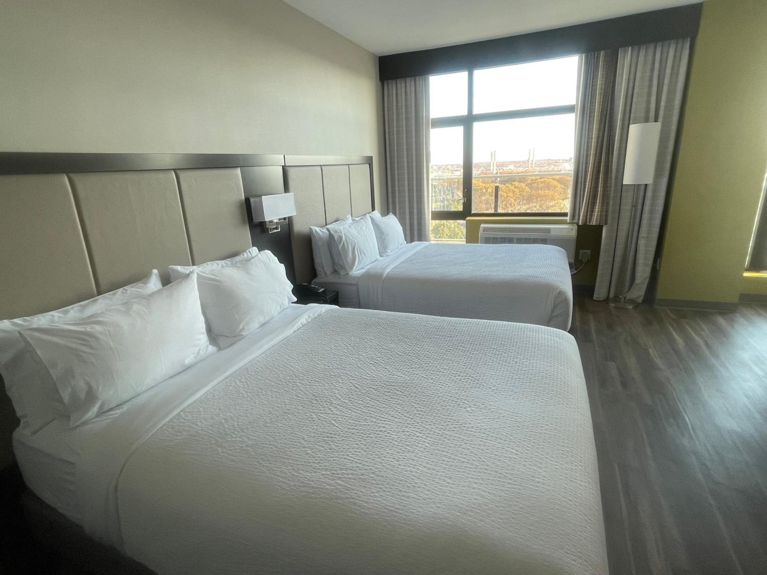 Standard Room with Two Queen Beds - Photo 4