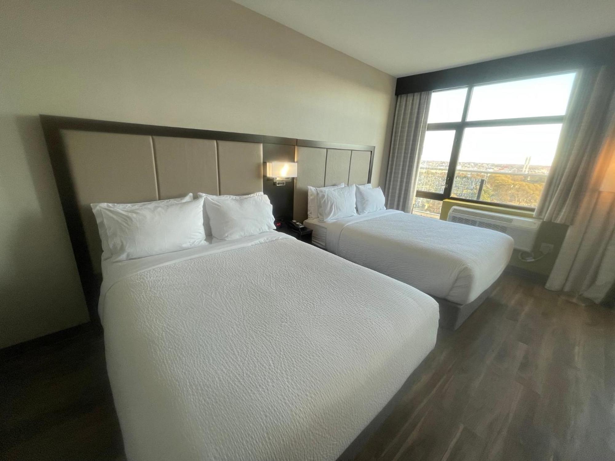 Standard Room with Two Queen Beds - Photo 3