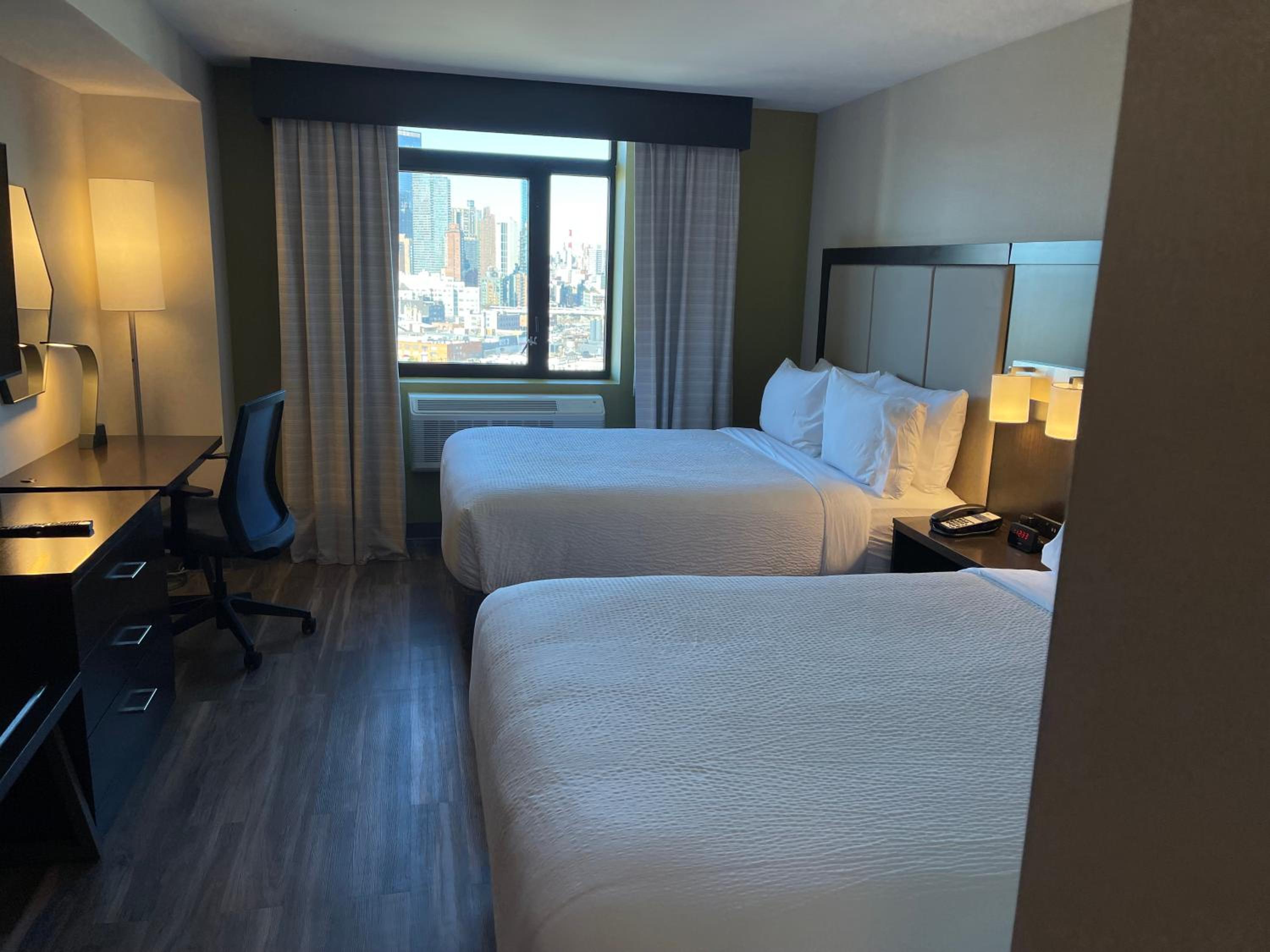 Standard Queen Room with Two Queen Beds and Skyline View - Photo 2