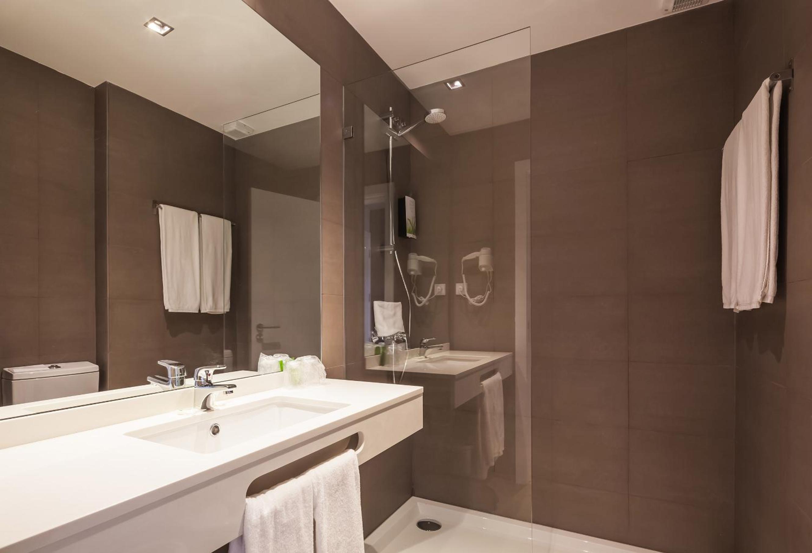 Double or Twin Room - Photo 7