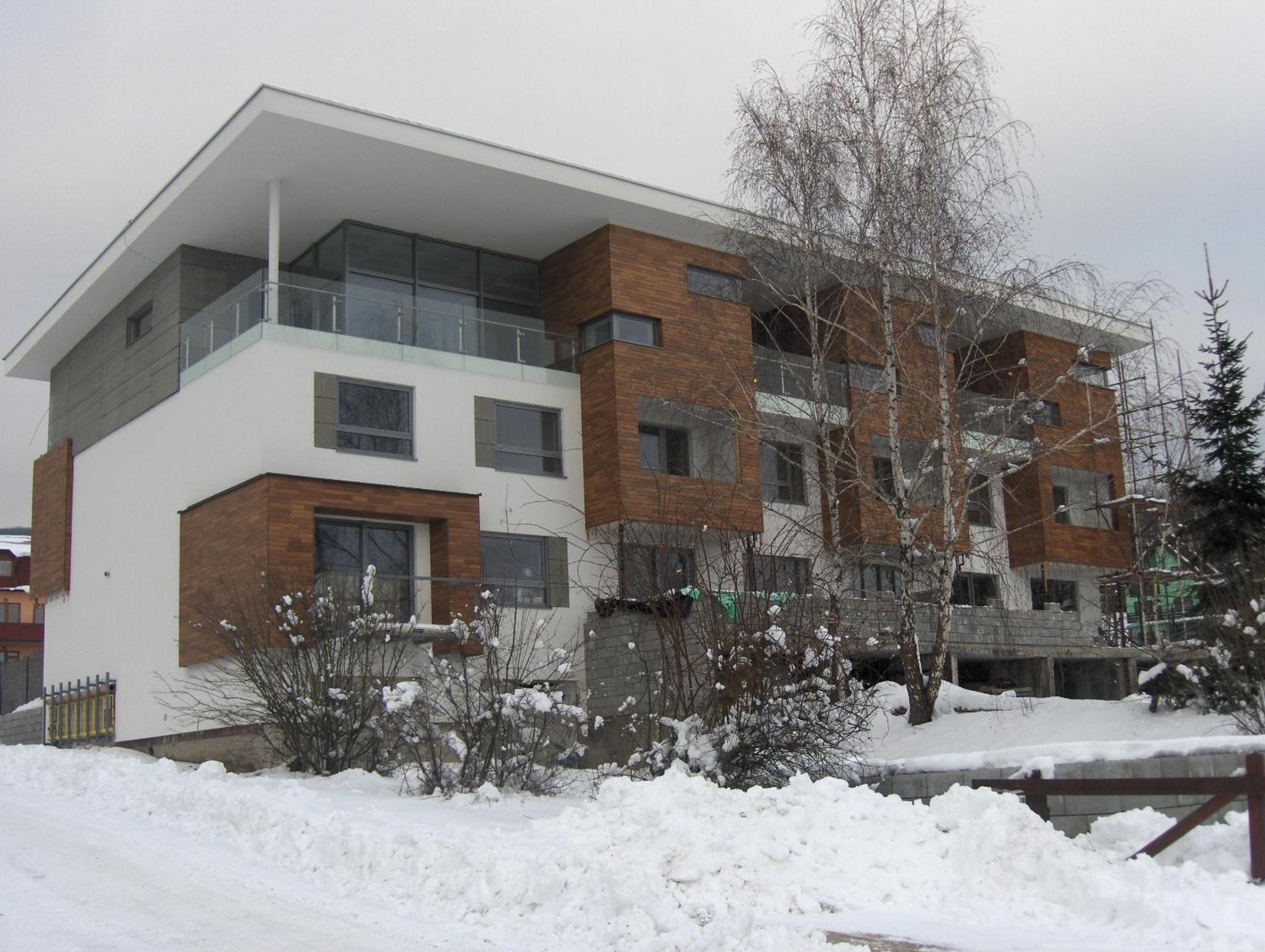 Three-Bedroom Apartment with Balcony