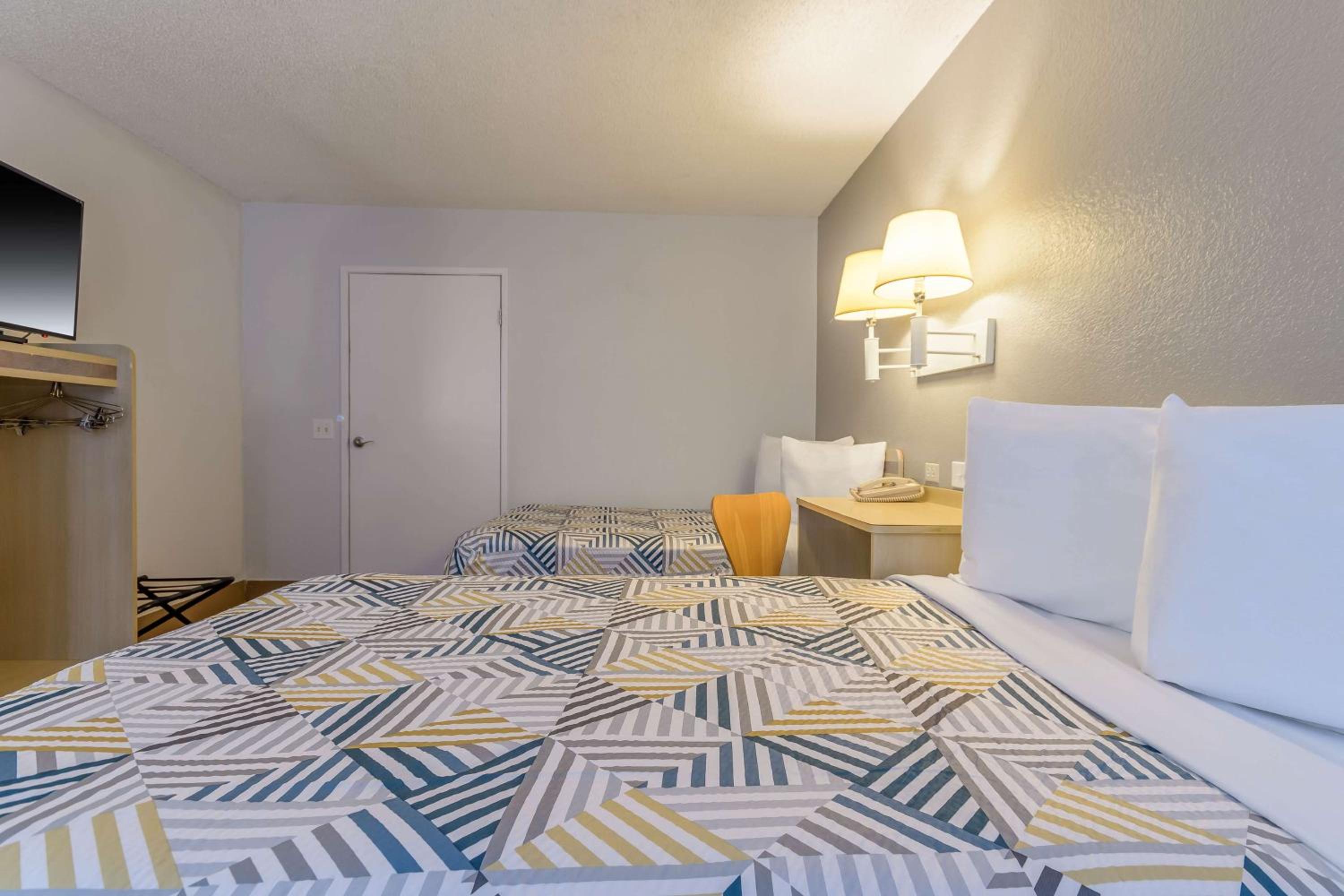 2 Queen Beds | Micfridge