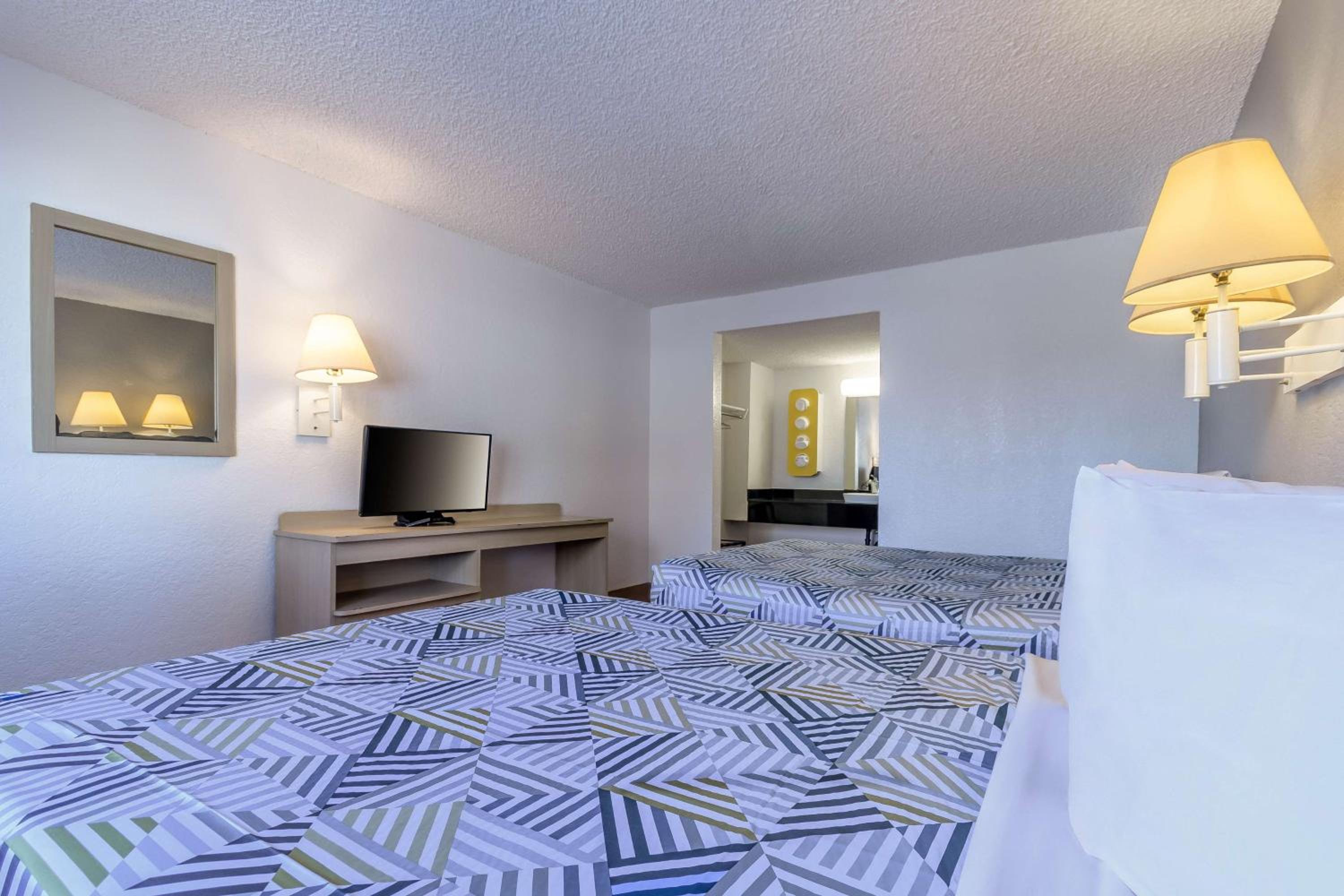 2 Queen Beds | ADA/Tub