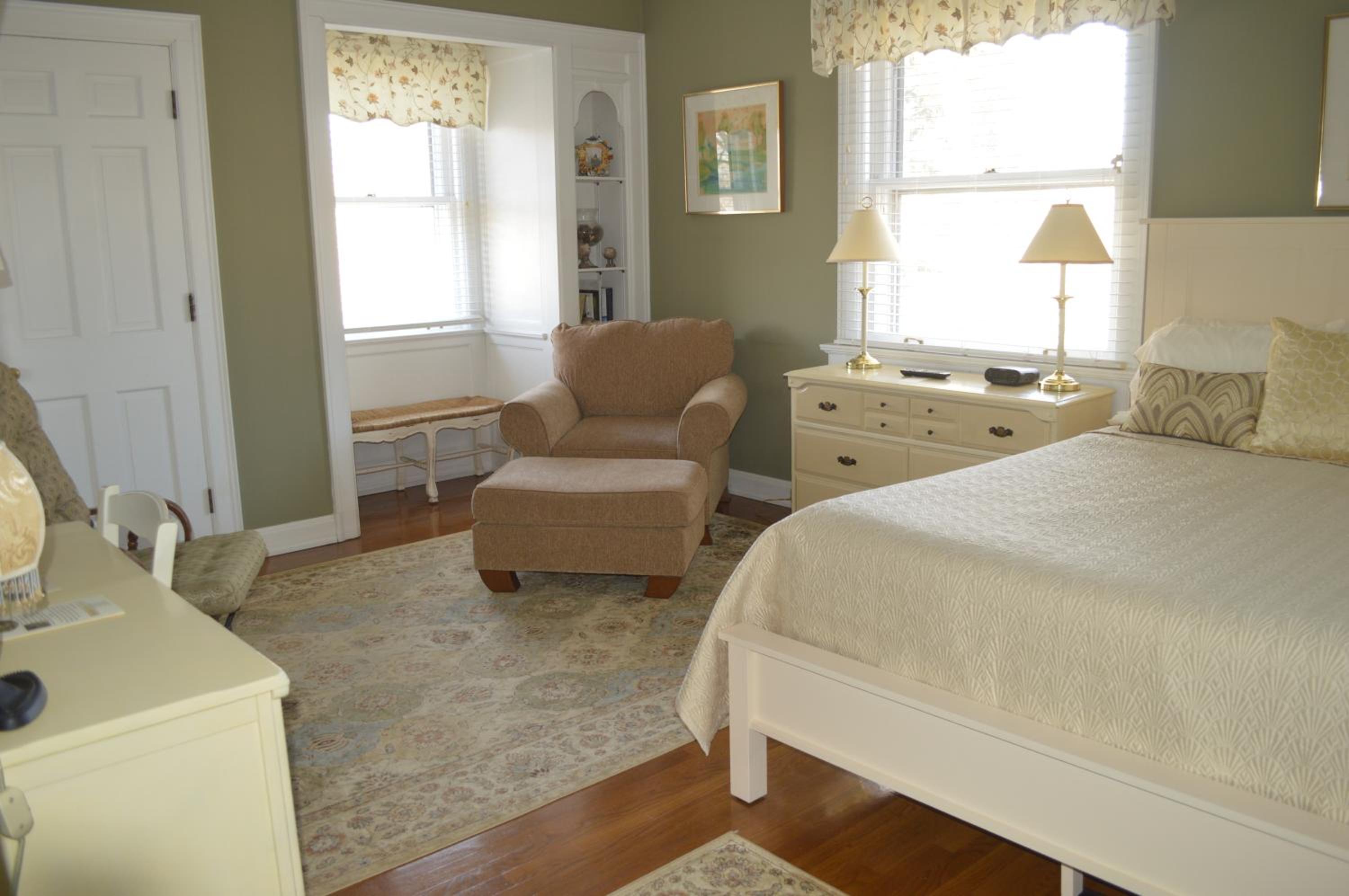 Queen Room photo 2