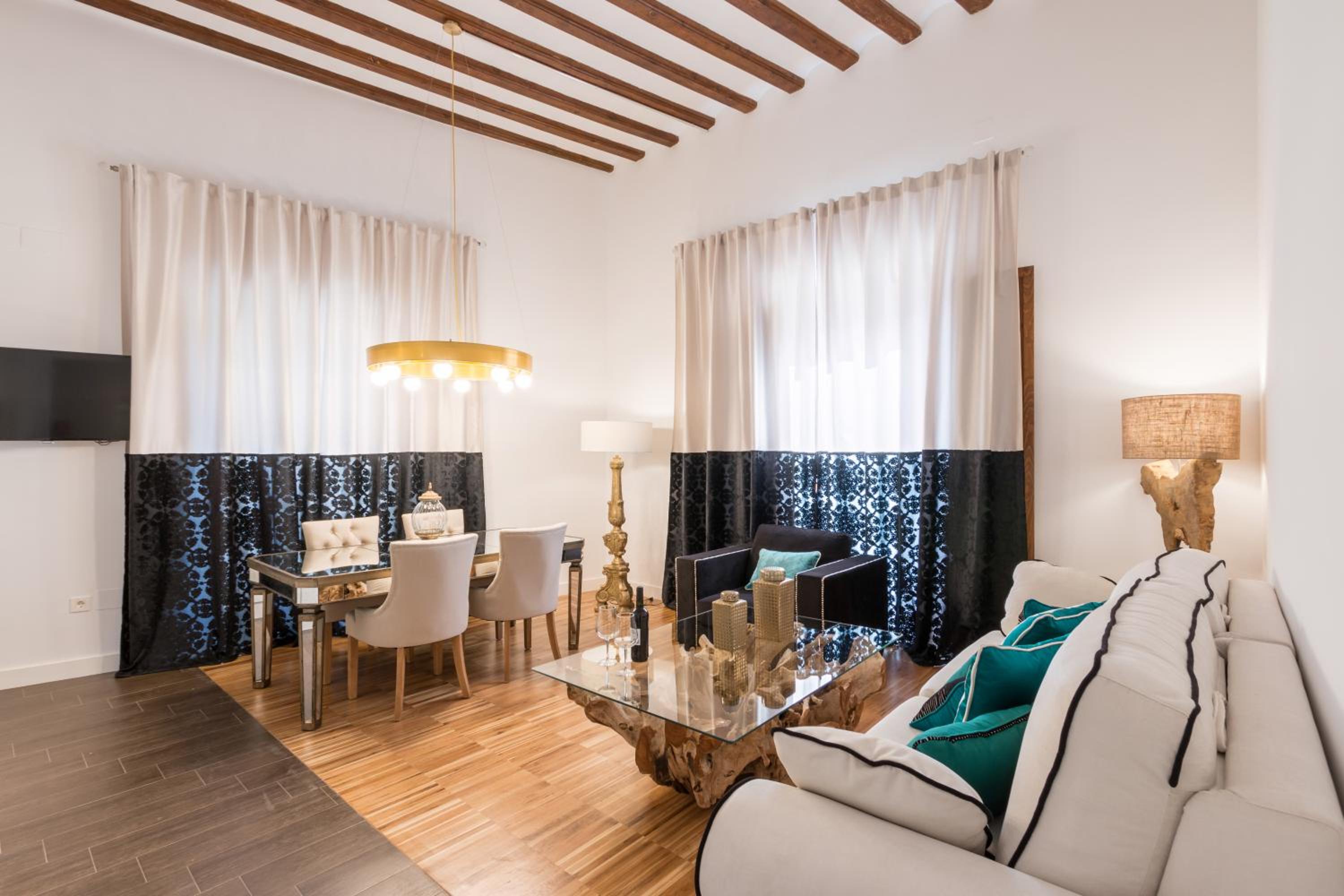Superior One-Bedroom  Apartment with Alhambra view