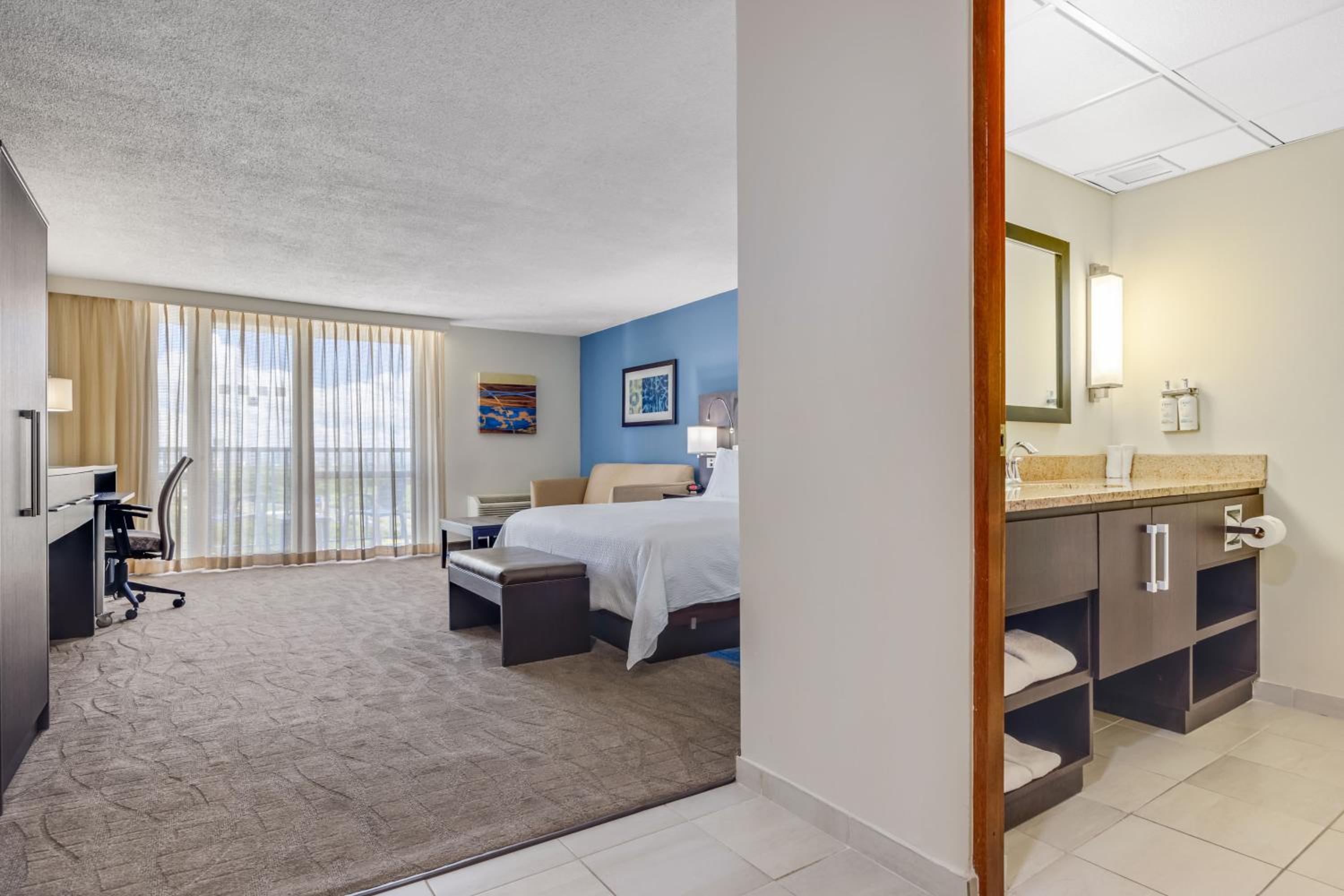 King Suite with Single Sofa Bed - Photo 1