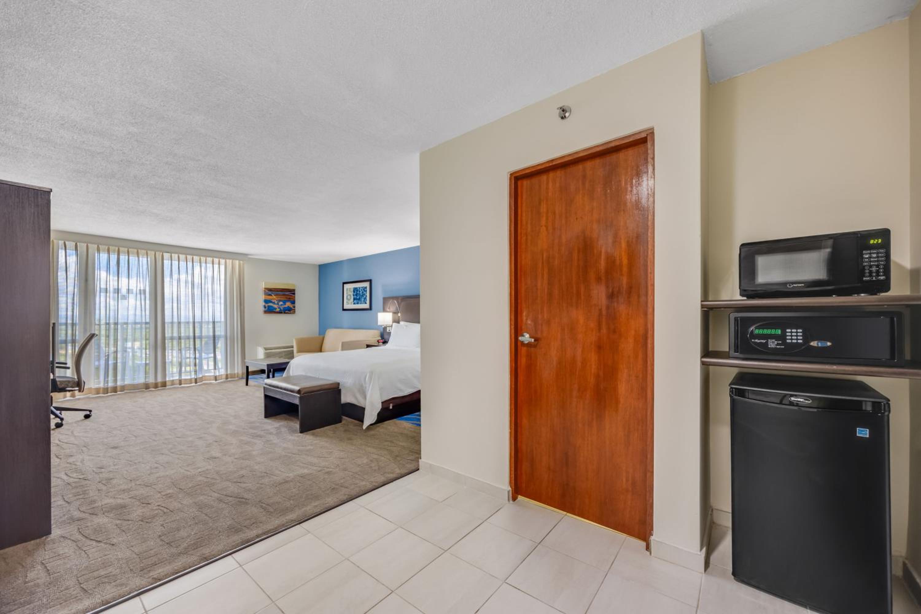 King Suite with Single Sofa Bed - Photo 2