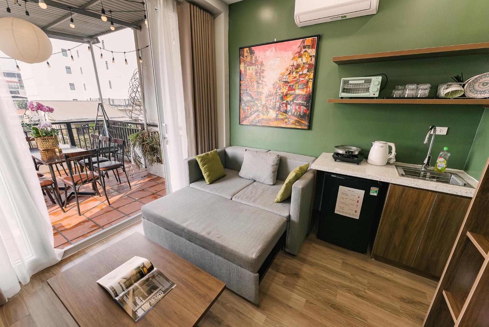 Four-Bedroom Apartment with Balcony 