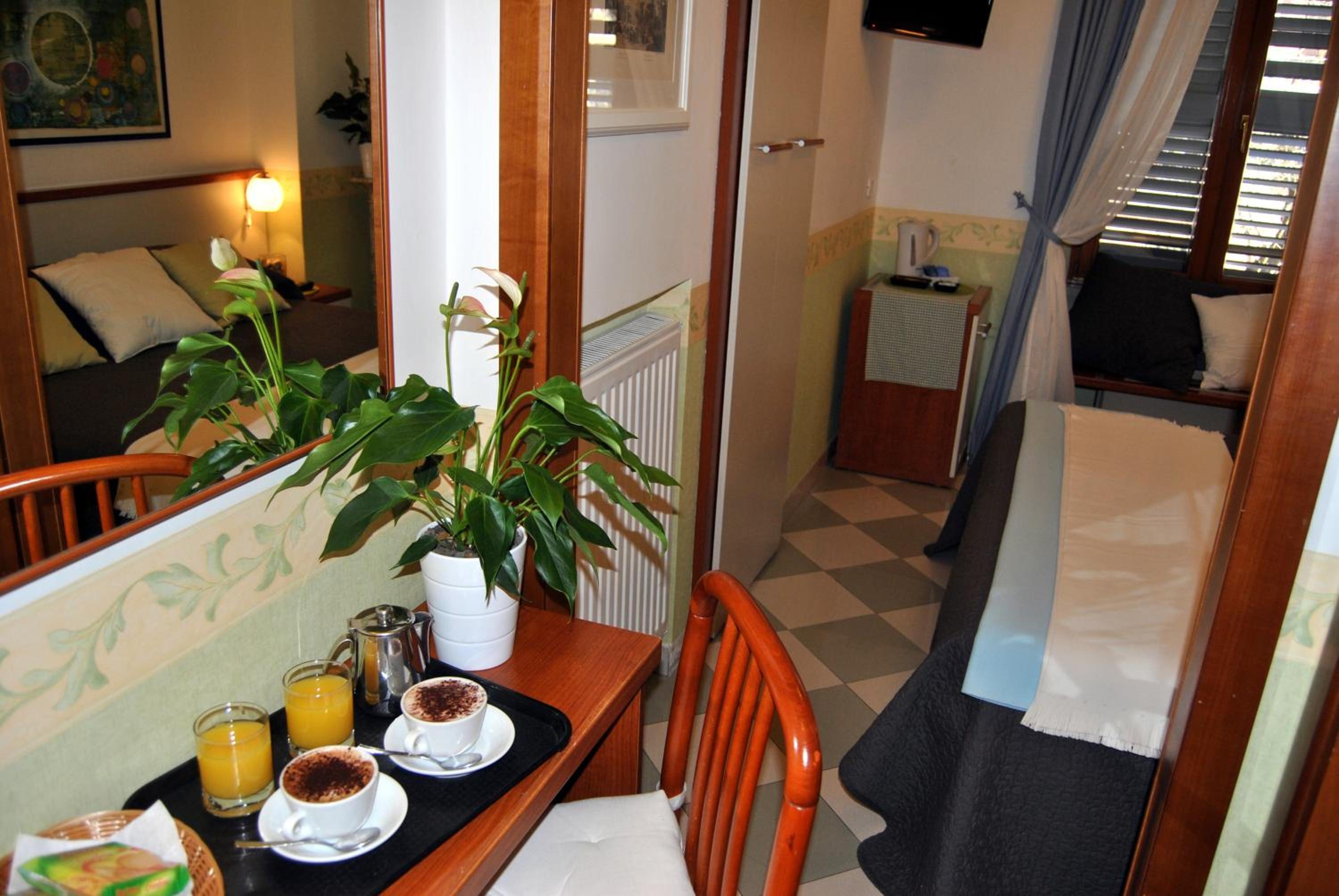 Double Room with Private External Bathroom photo 3