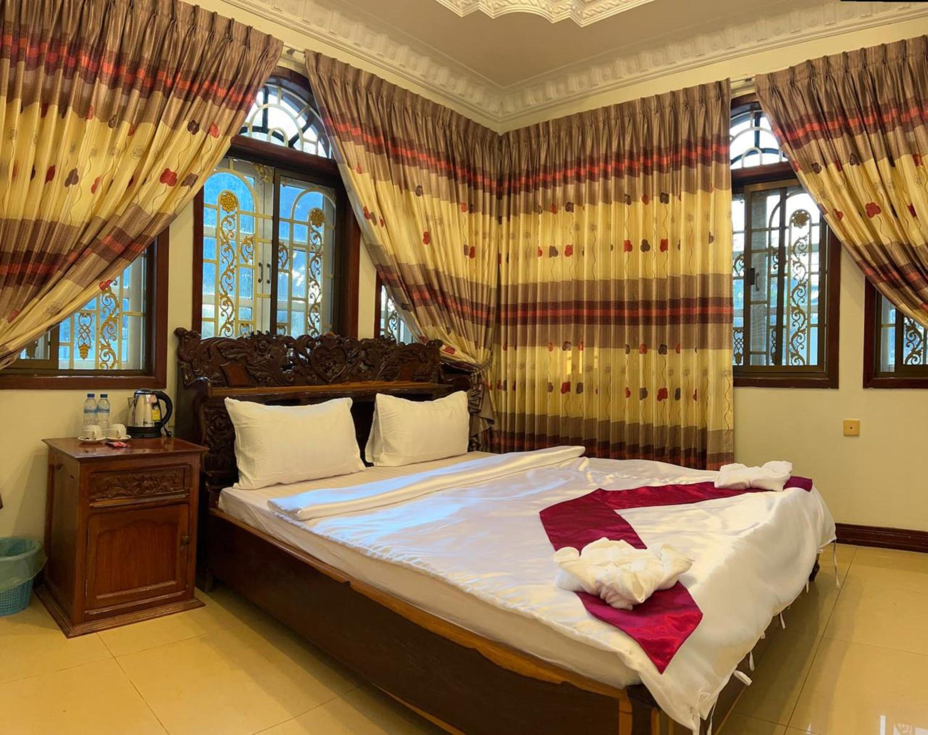 Deluxe King Suite photo 1