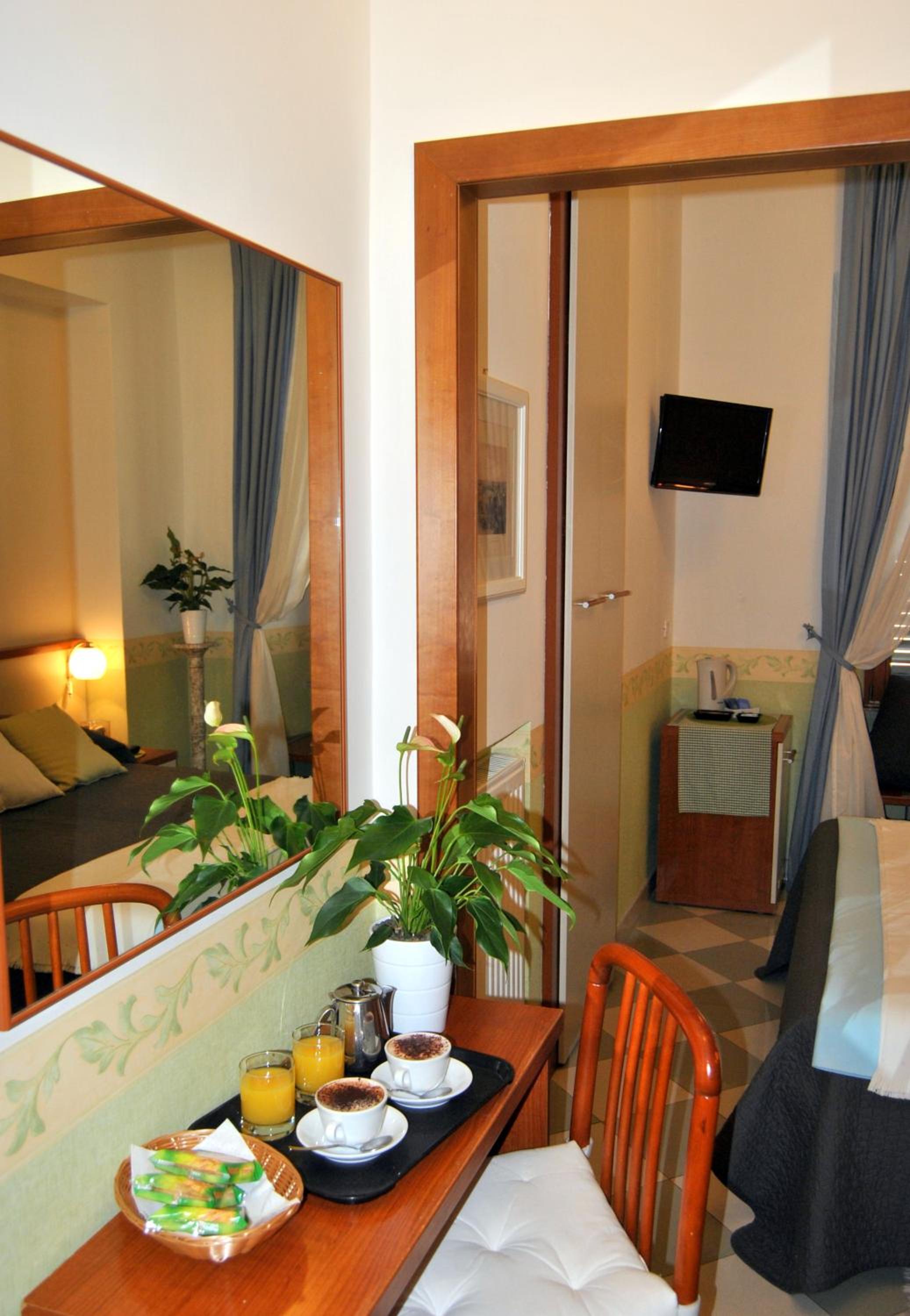 Double Room with Private External Bathroom photo 2
