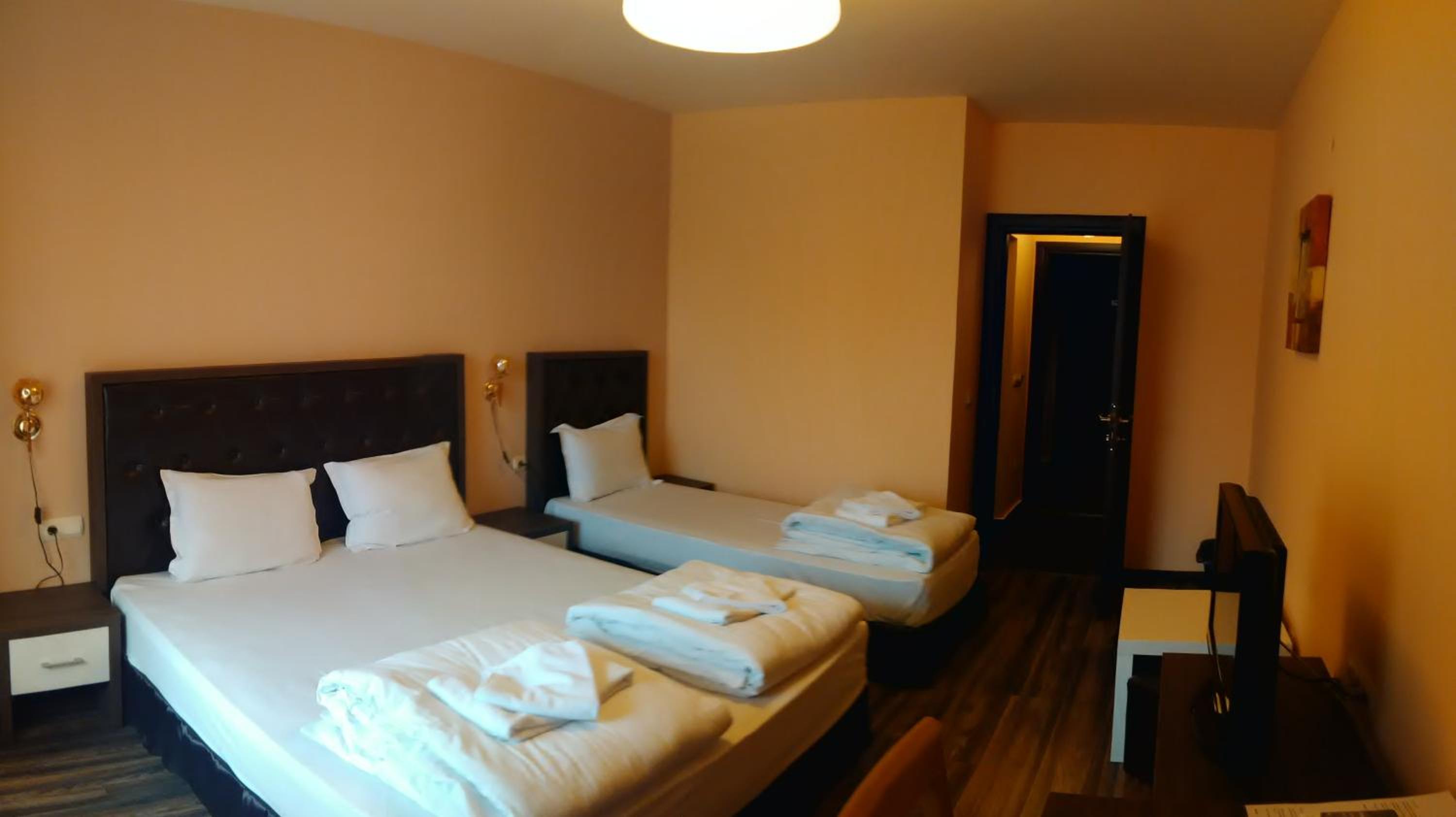 Junior Suite (3 Adults) with Free Parking photo 1