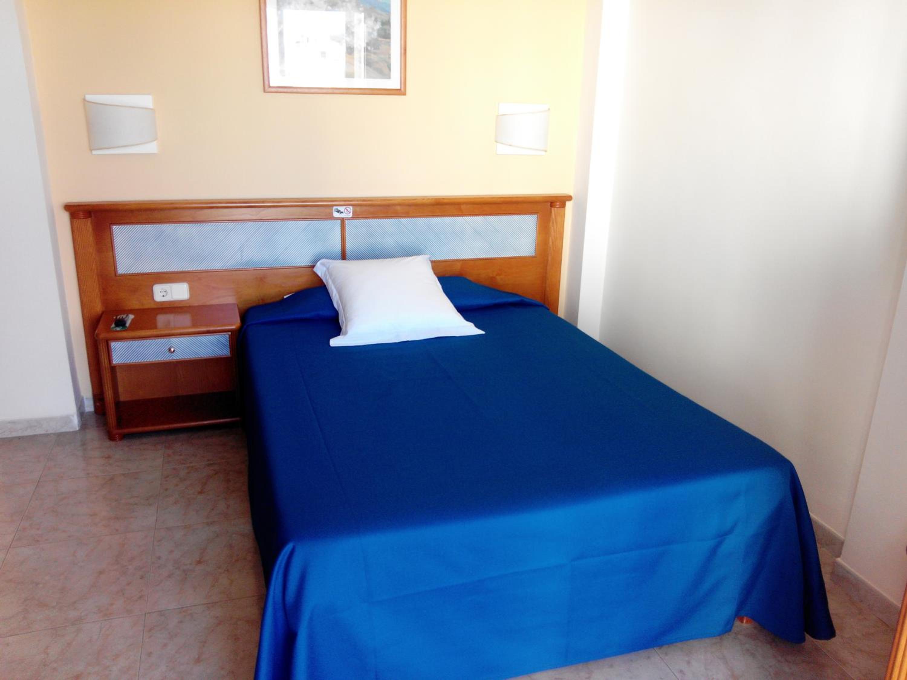 Double or Twin Room with Balcony - Photo 10
