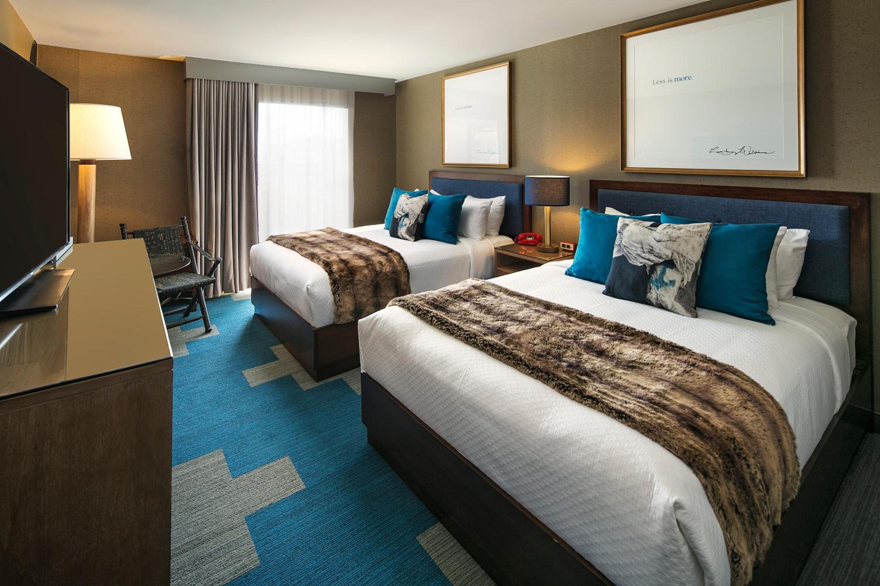 Queen Room with Two Queen Beds with Courtyard View photo 2