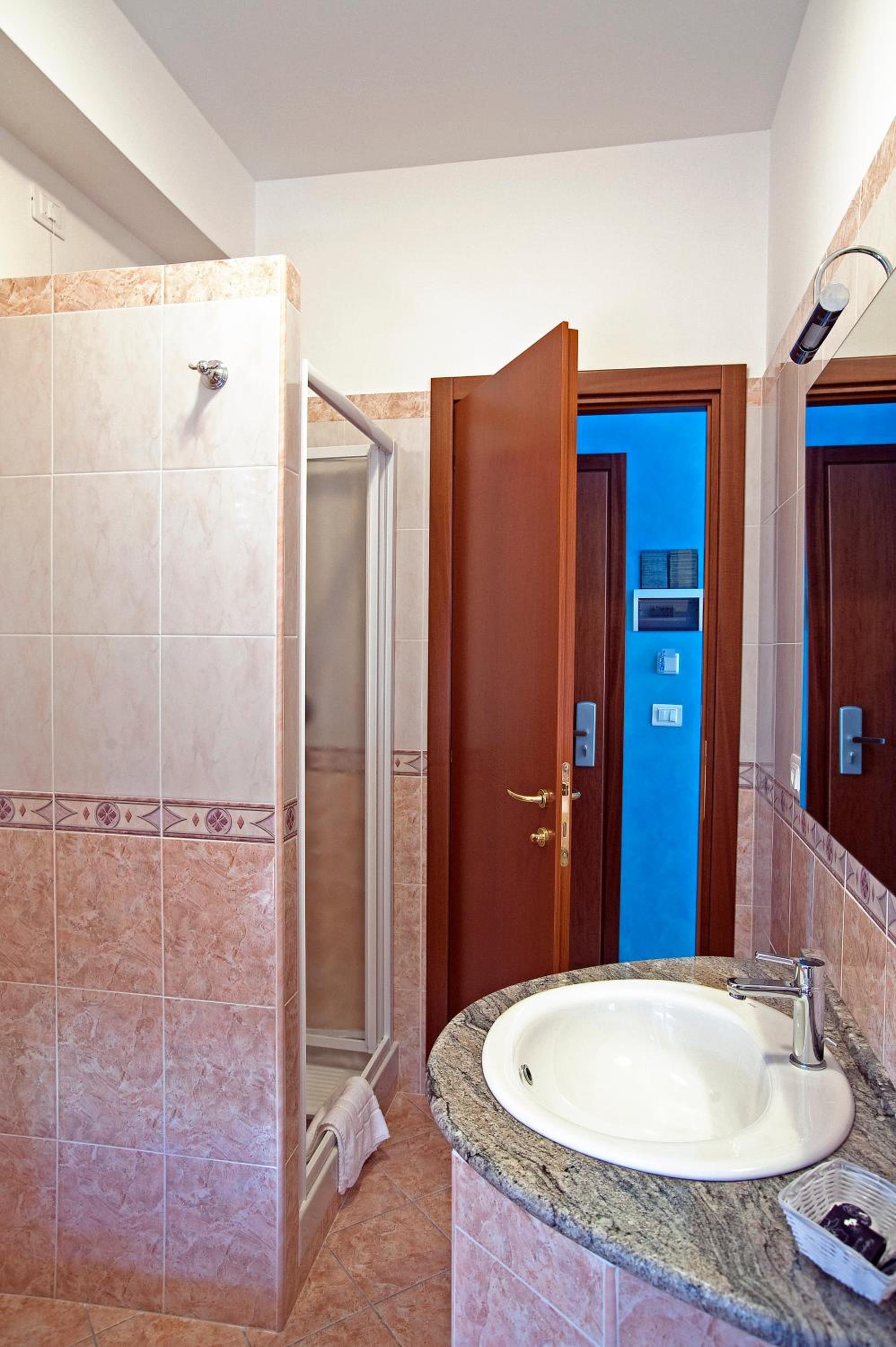 Double Room - Photo 14