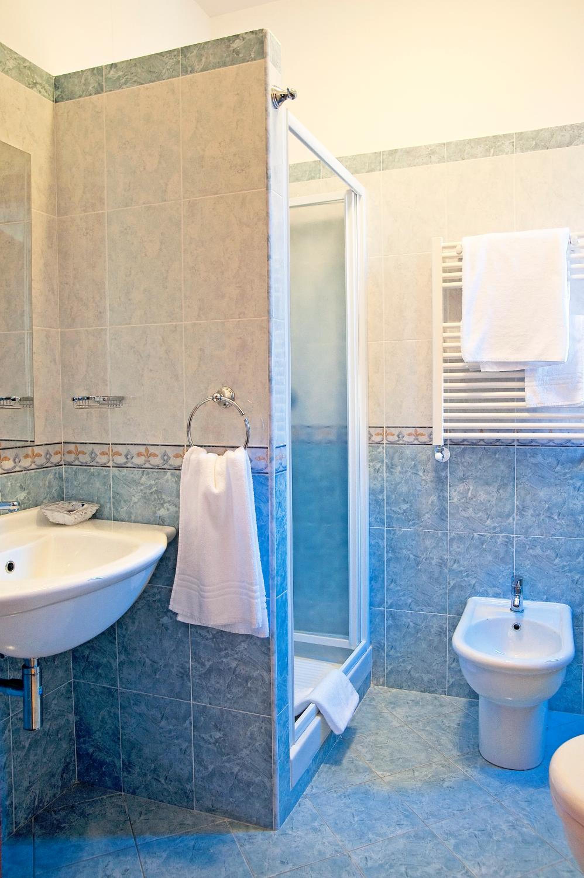 Twin Room - Photo 6
