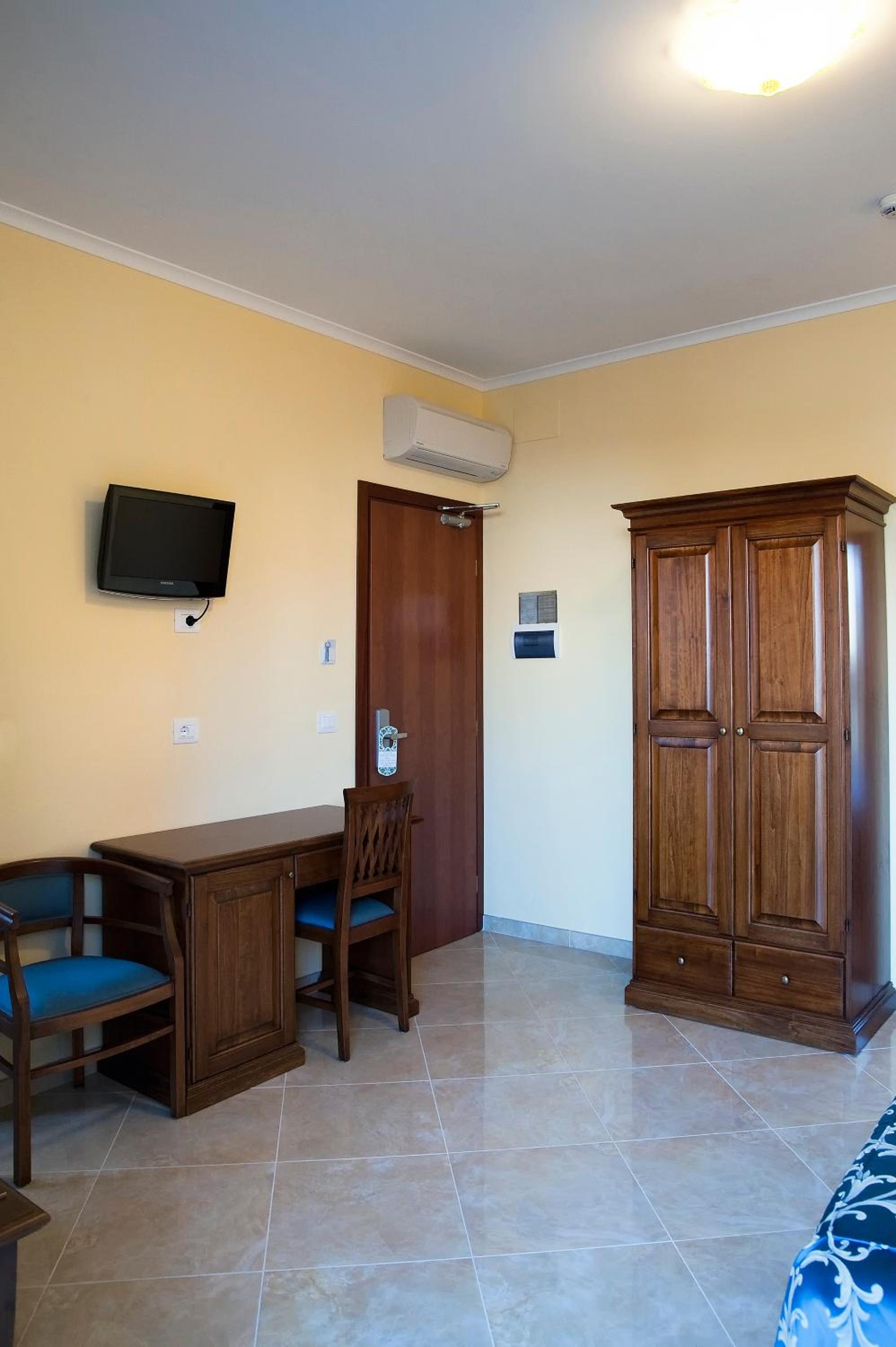 Double Room - Photo 11