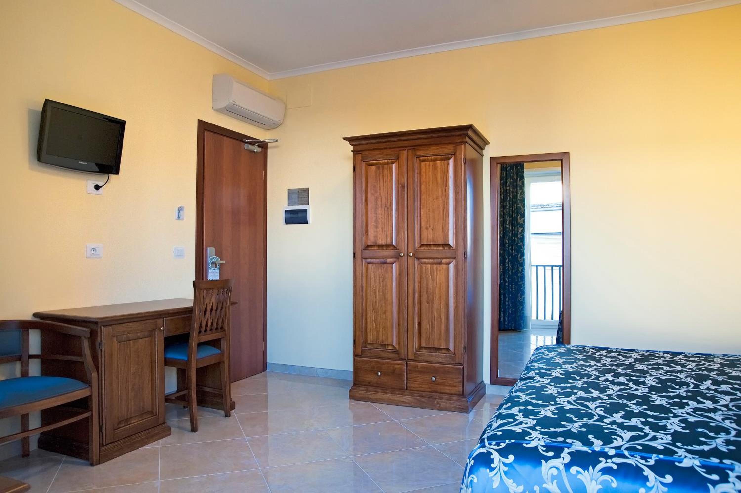 Double Room - Photo 9