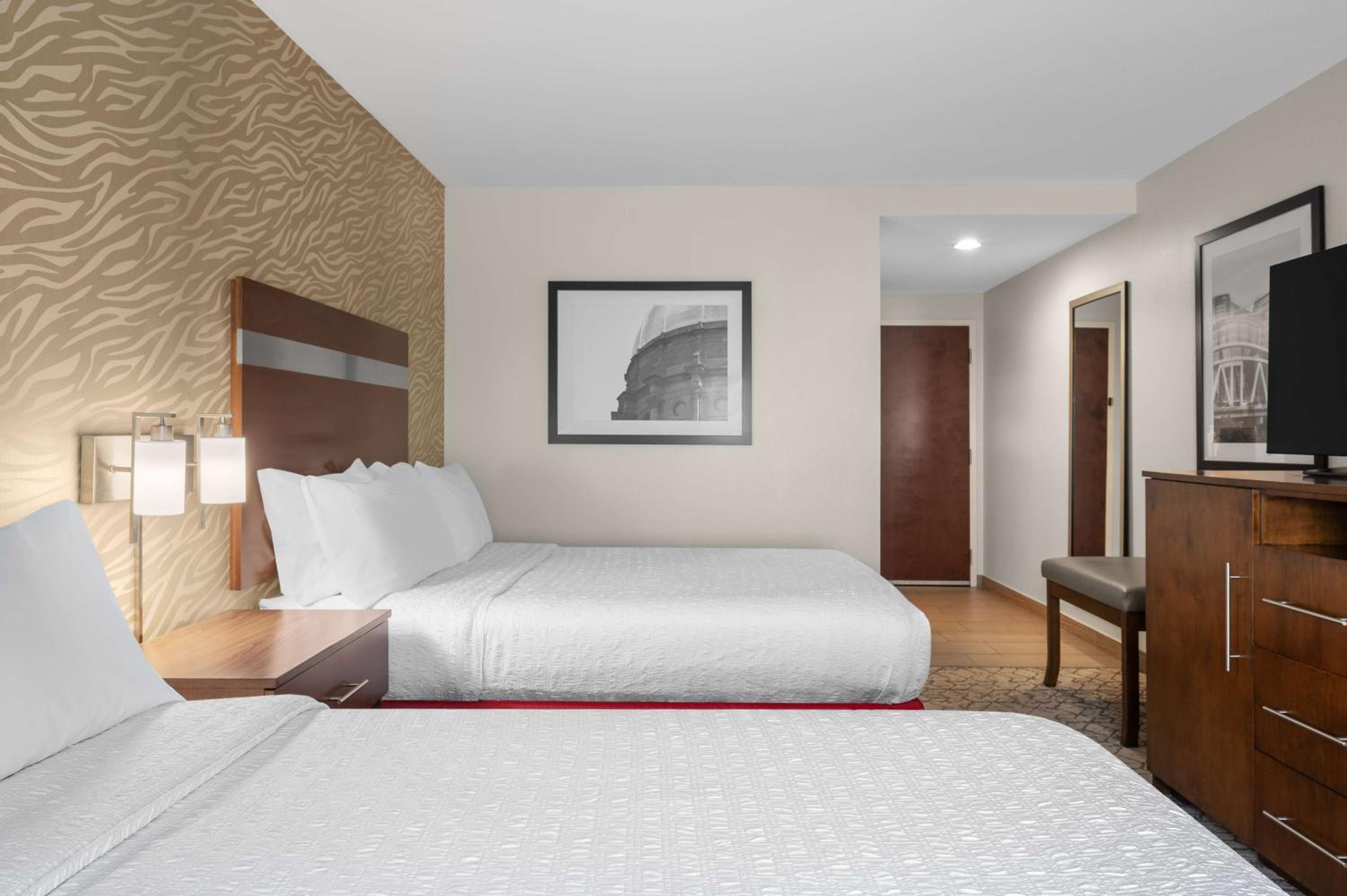 Queen Room with Two Queen Beds (4 Adults) photo 1