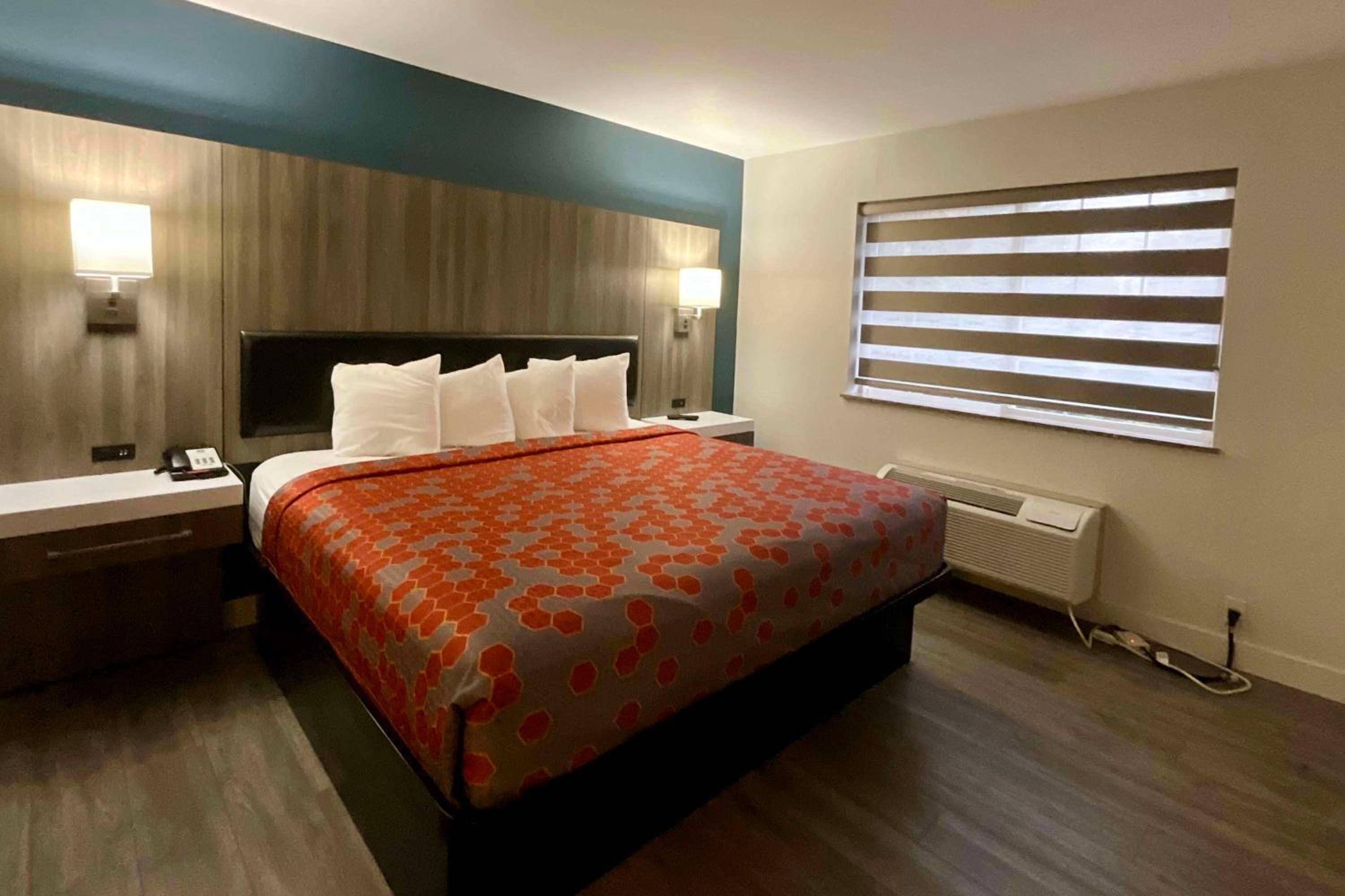Deluxe King Suite - Non-Smoking - Photo 6