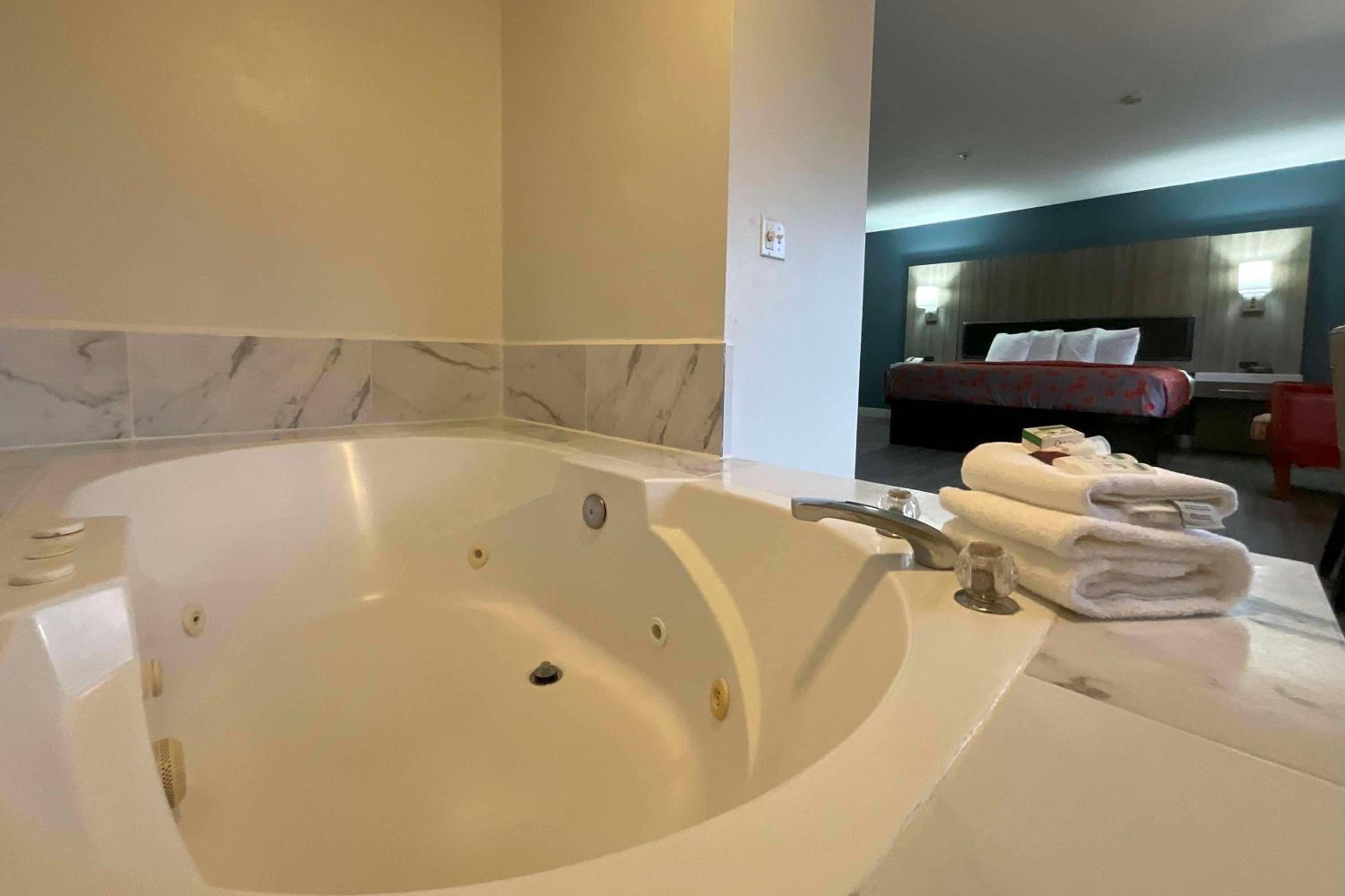 King Room with Jetted Tub - Non-Smoking - Photo 1