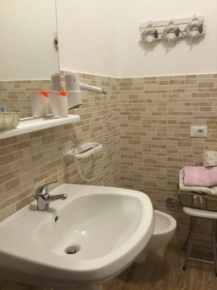 Double or Twin Room - Photo 5