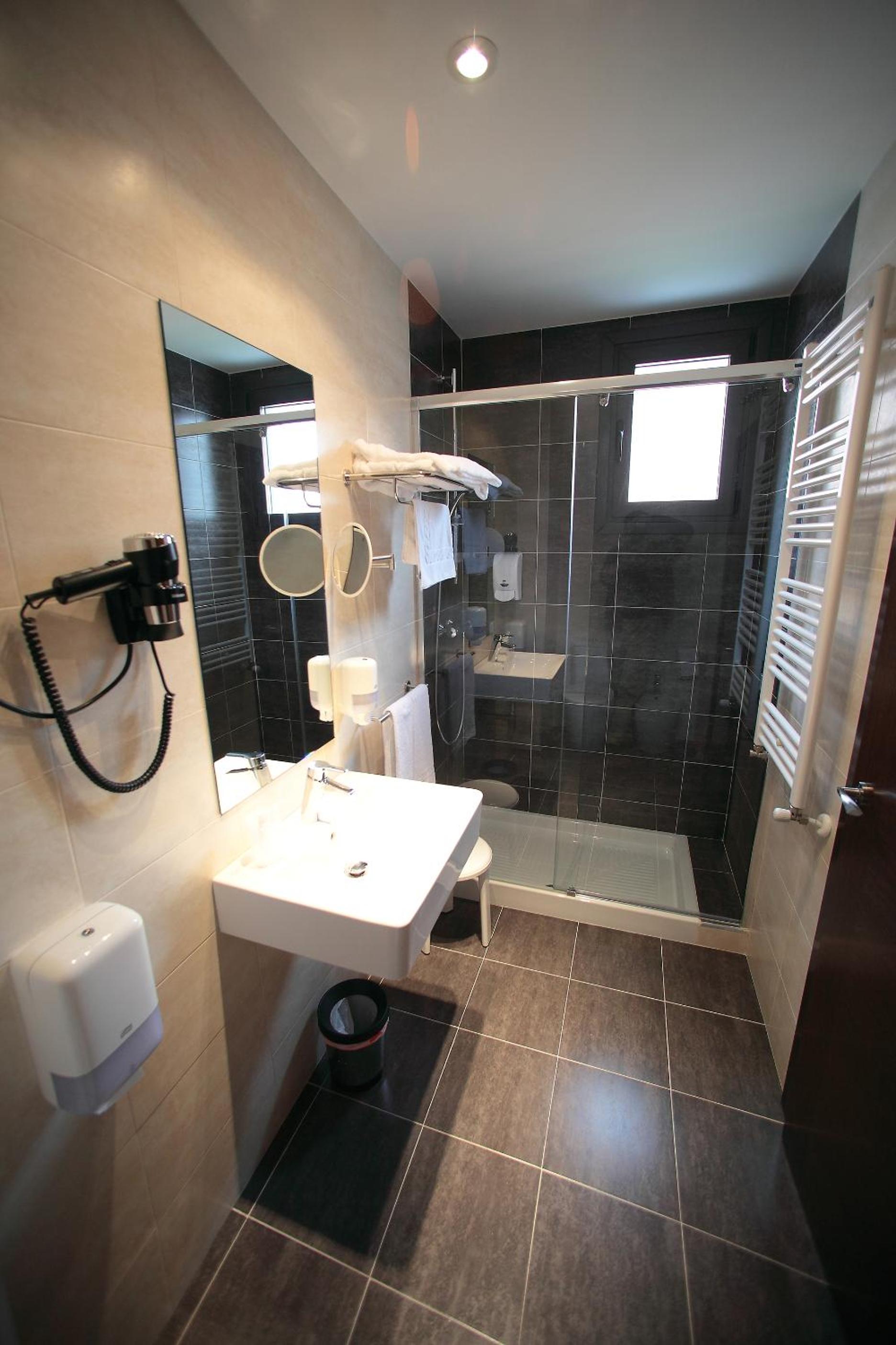 Double or Twin Room - Photo 15