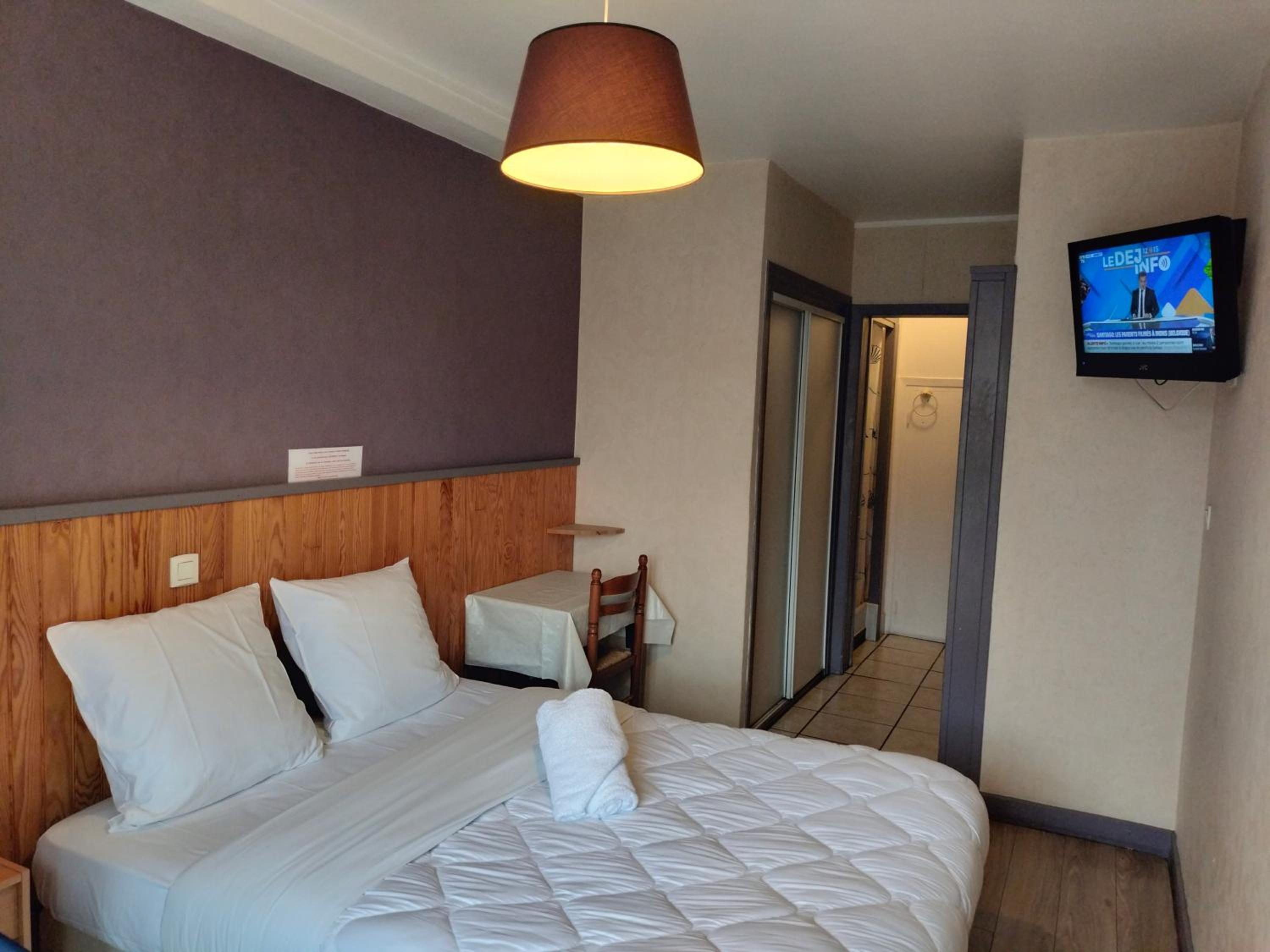 Standard Double Room - Photo 7