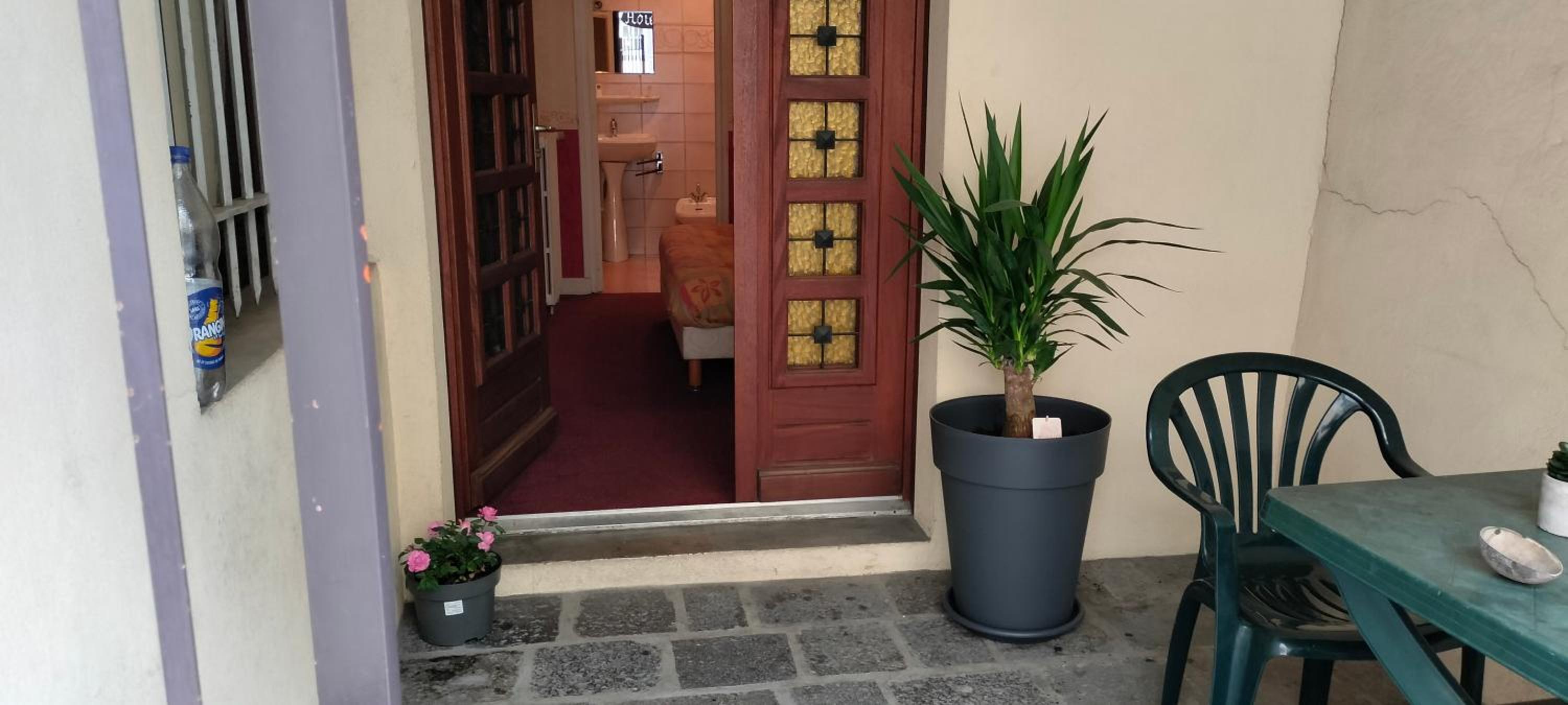 Standard Double Room - Photo 8