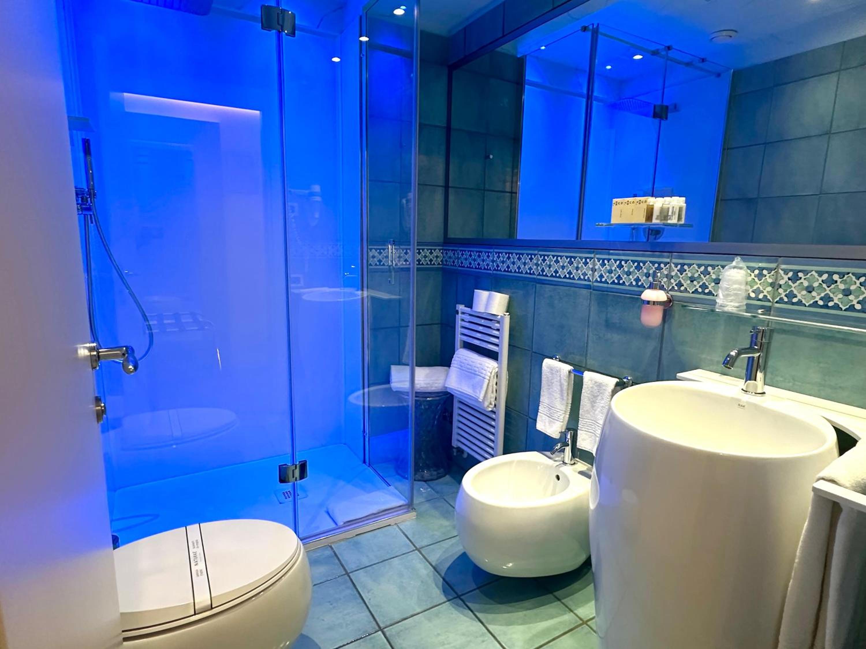 Double Room with Spa Bath - Photo 5