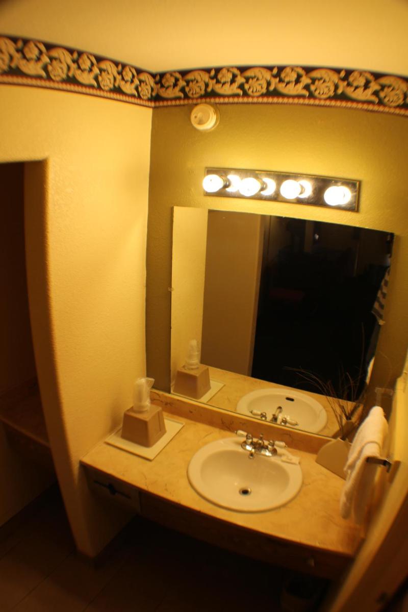 Queen Room with Two Queen Beds photo 3