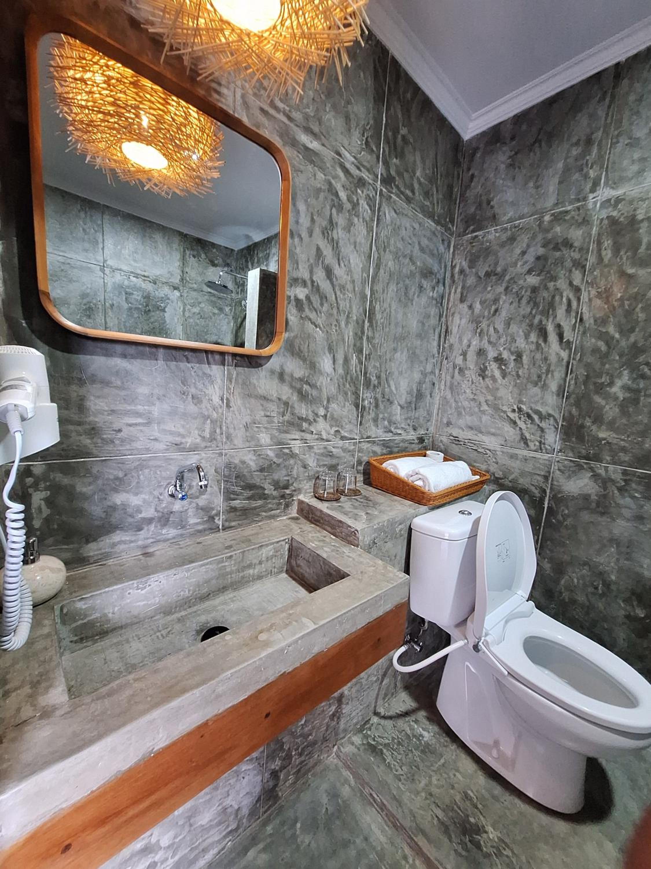 Deluxe Double Room with Balcony - Photo 8