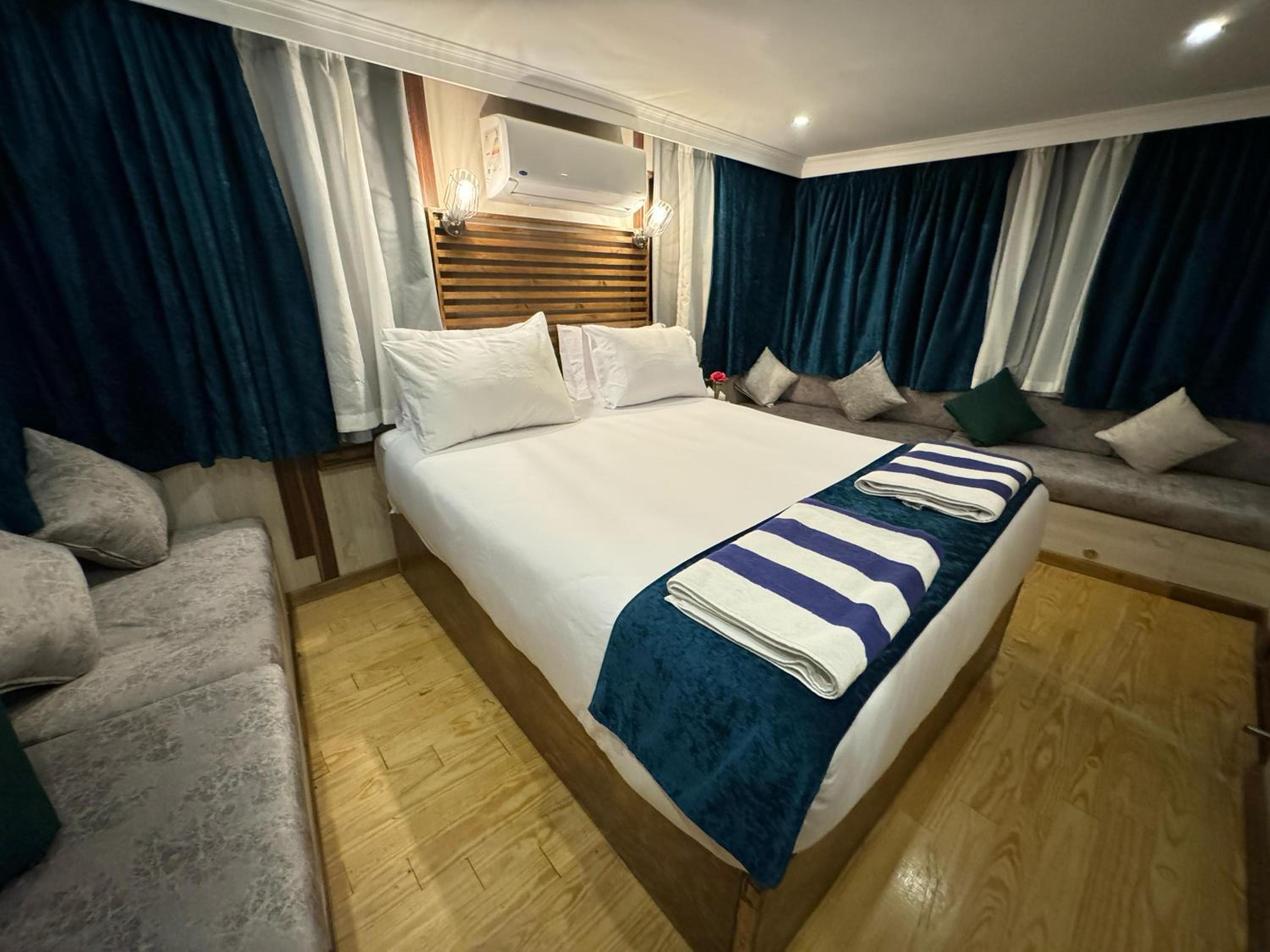 Deluxe Double Room with Bath photo 1