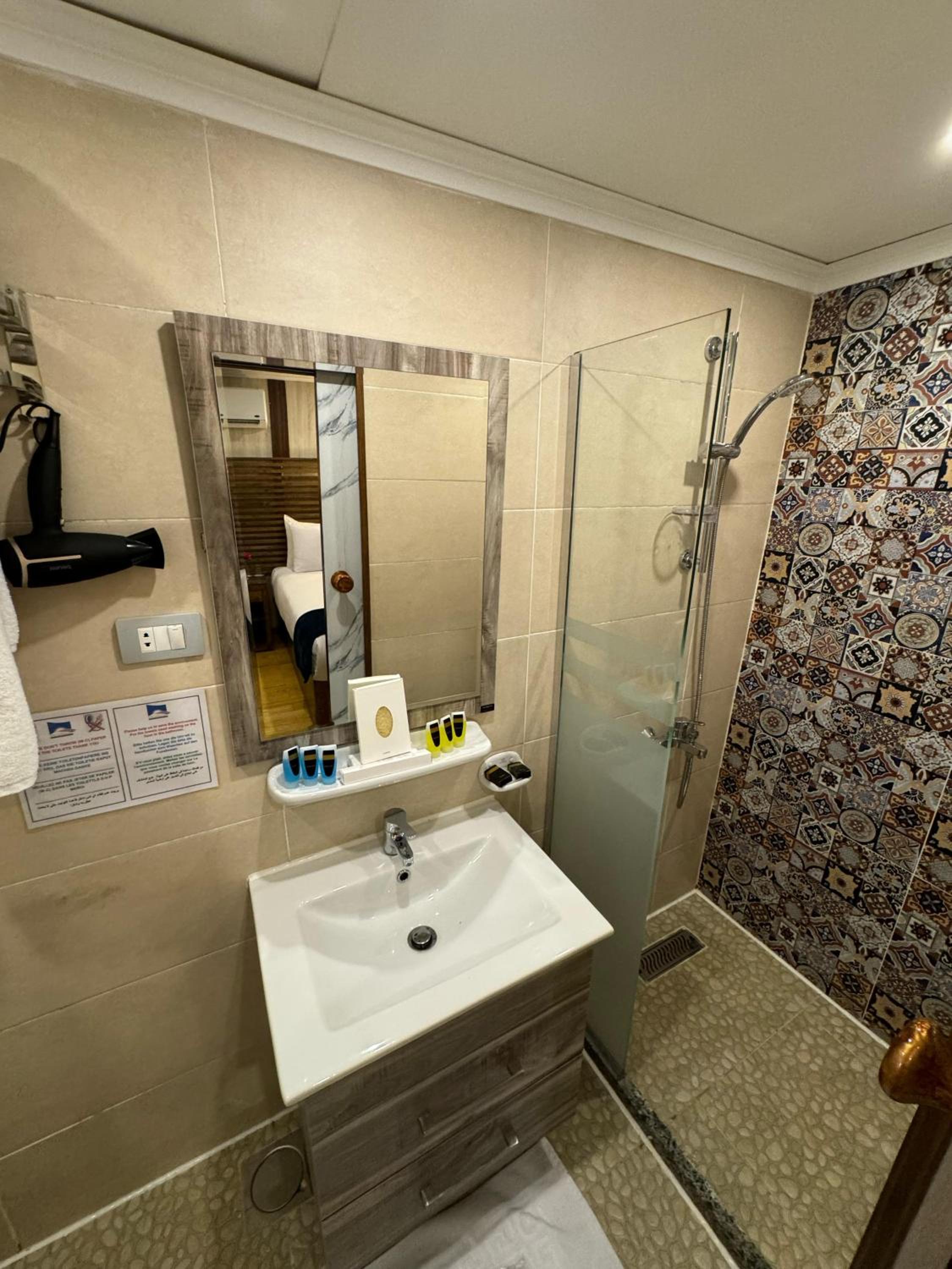Deluxe Double Room with Bath photo 3