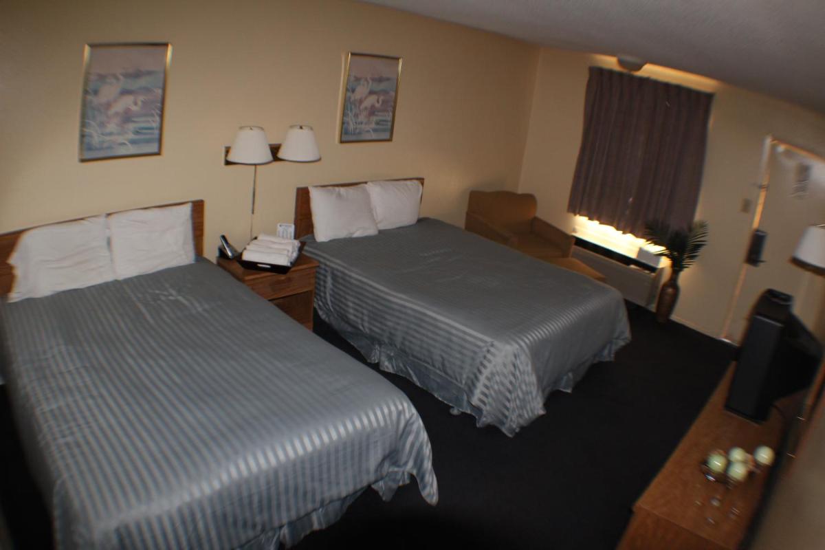 Queen Room with Two Queen Beds photo 2
