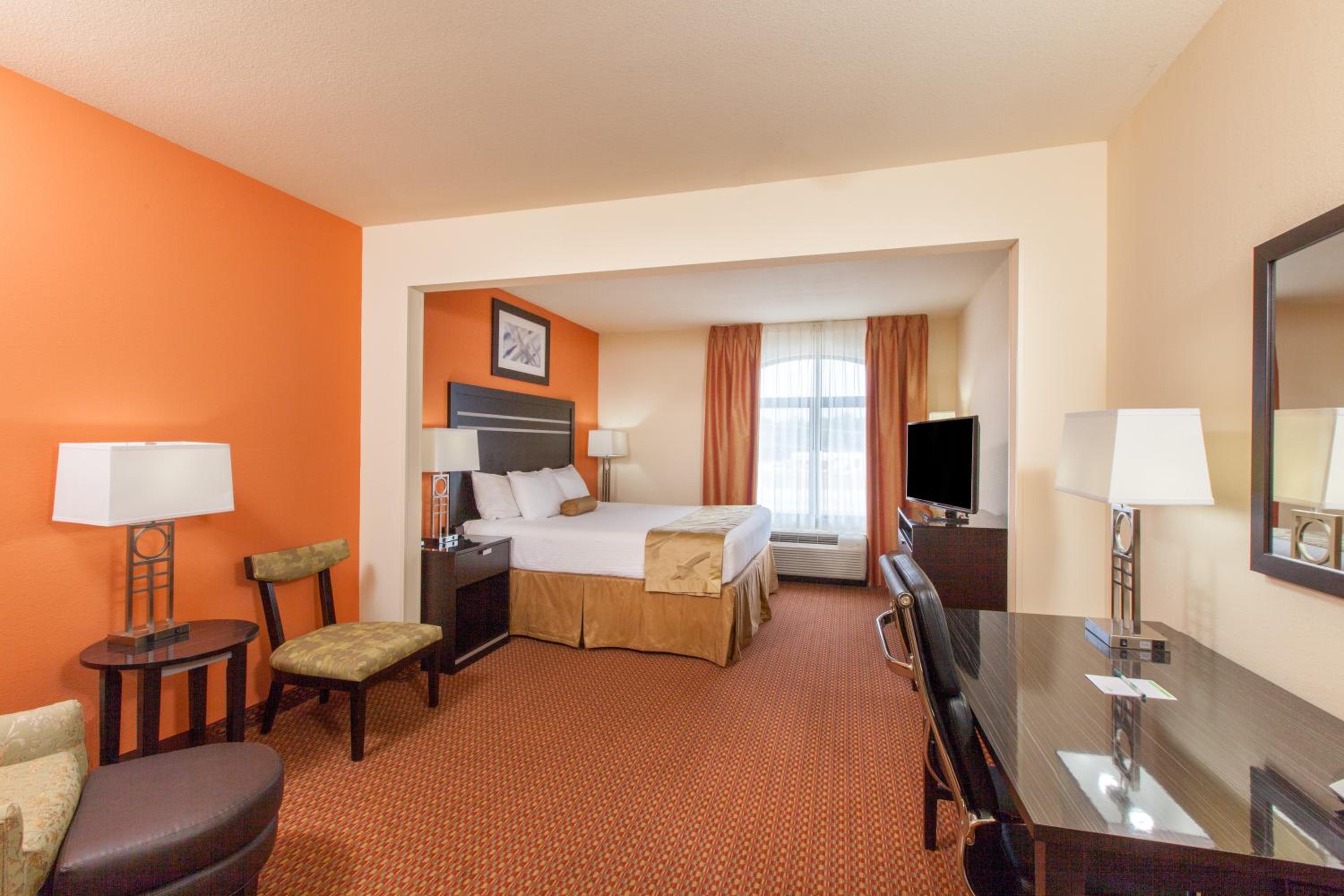 King Suite - Non-Smoking - Photo 4
