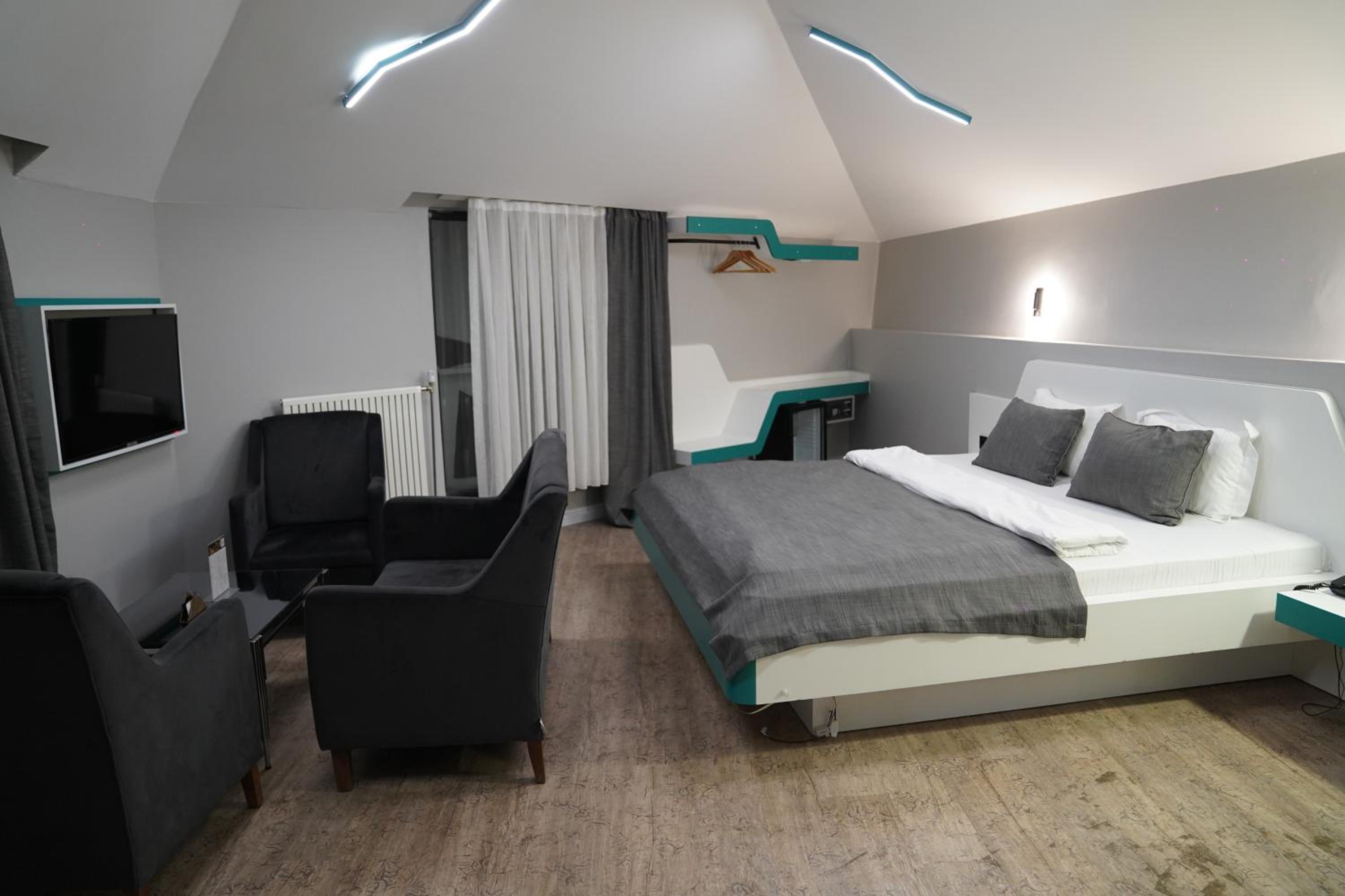 Deluxe Suite with Spa Bath photo 2
