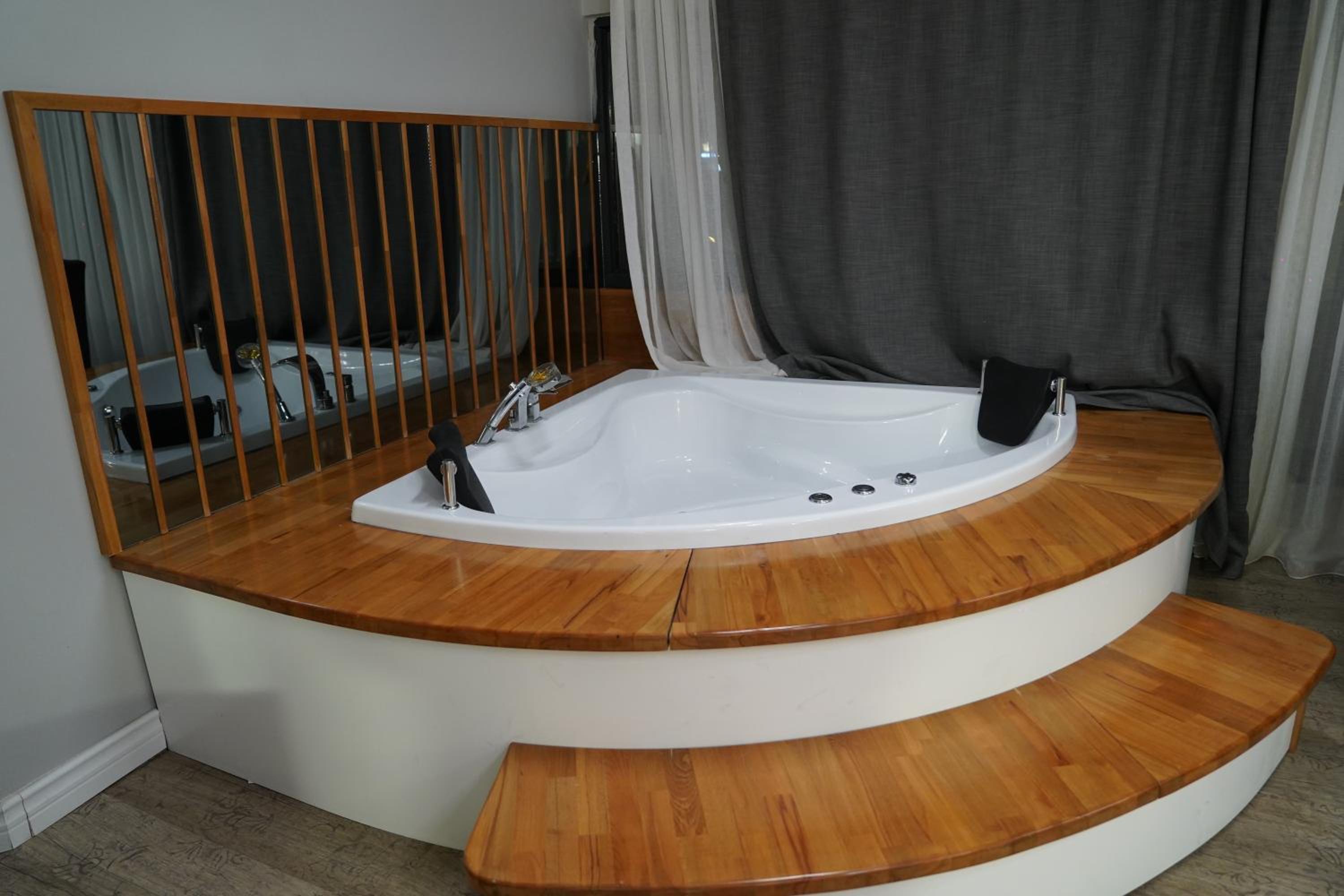 Deluxe Suite with Spa Bath photo 3