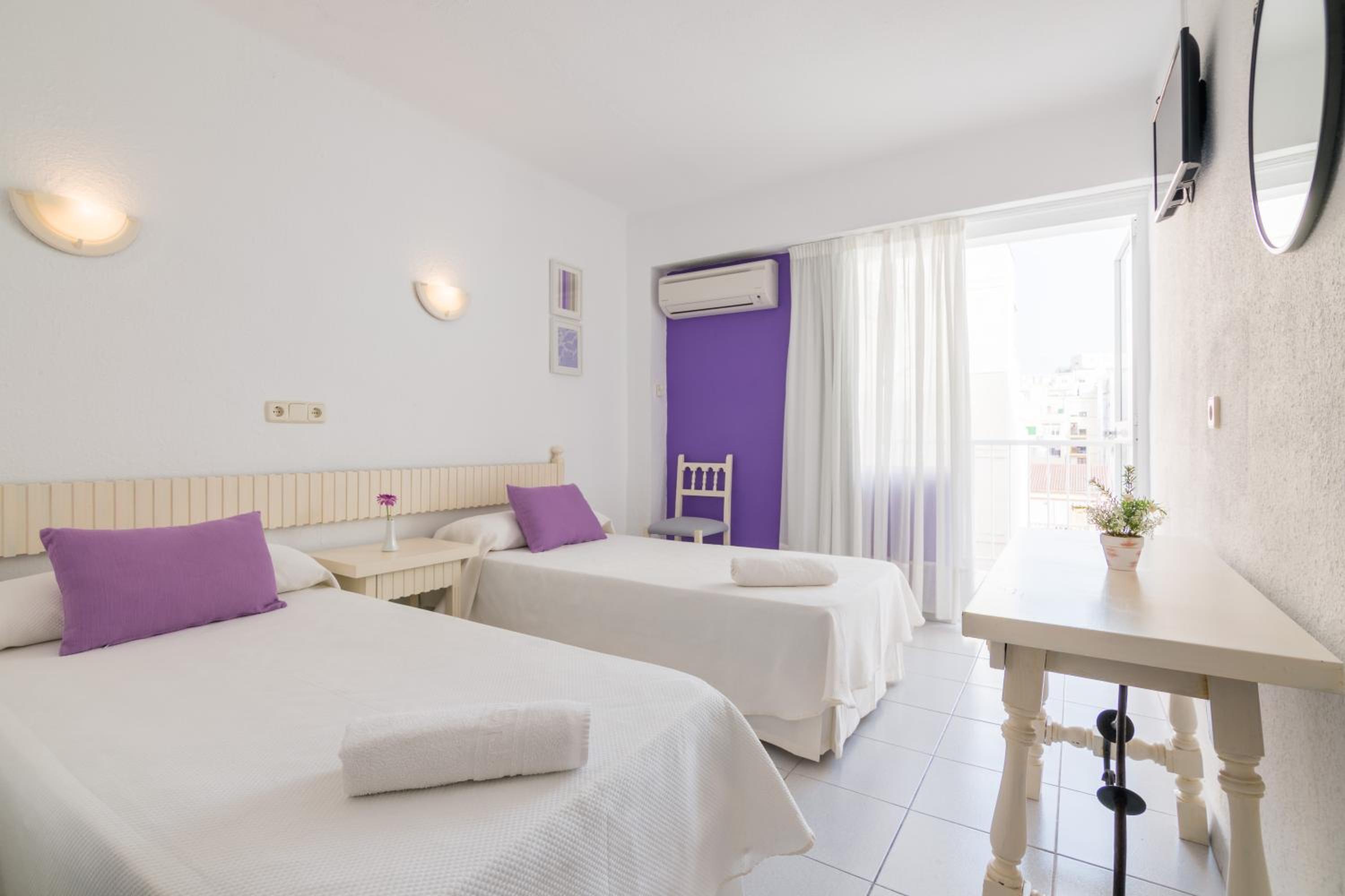 Twin Room with Balcony photo 3