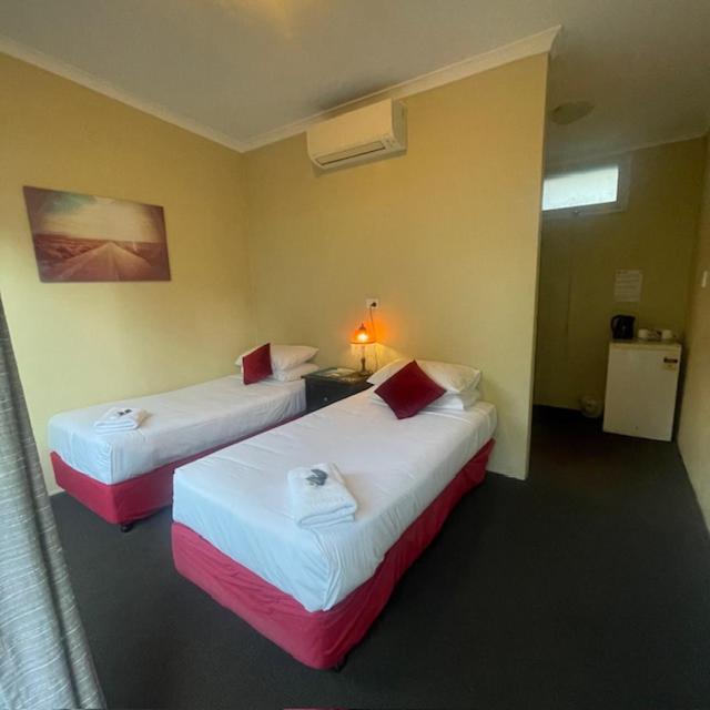 Twin Room with Private En Suite Bathroom photo 1