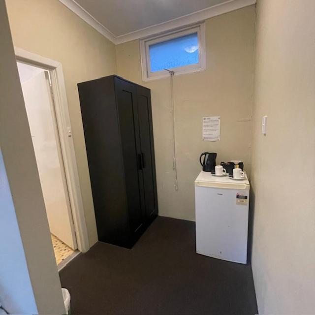 Twin Room with Private En Suite Bathroom photo 3