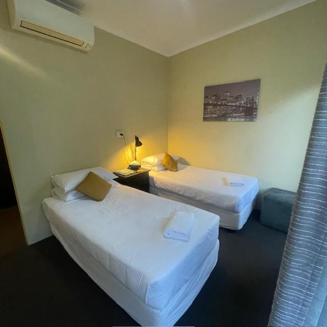 Twin Room with Private En Suite Bathroom photo 2
